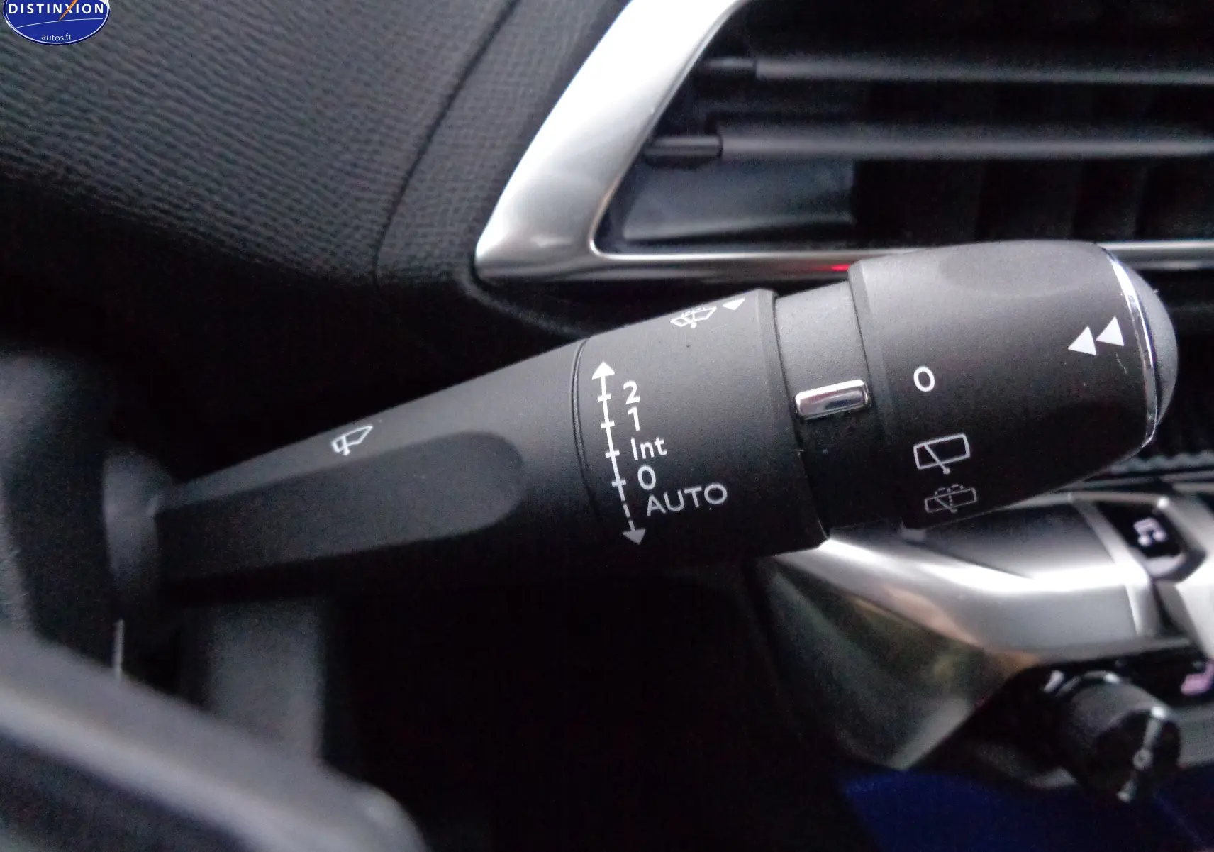 Gros plan sur la commande des essuie-glaces du Peugeot 3008 noir perle métal, avec détails des réglages visibles.