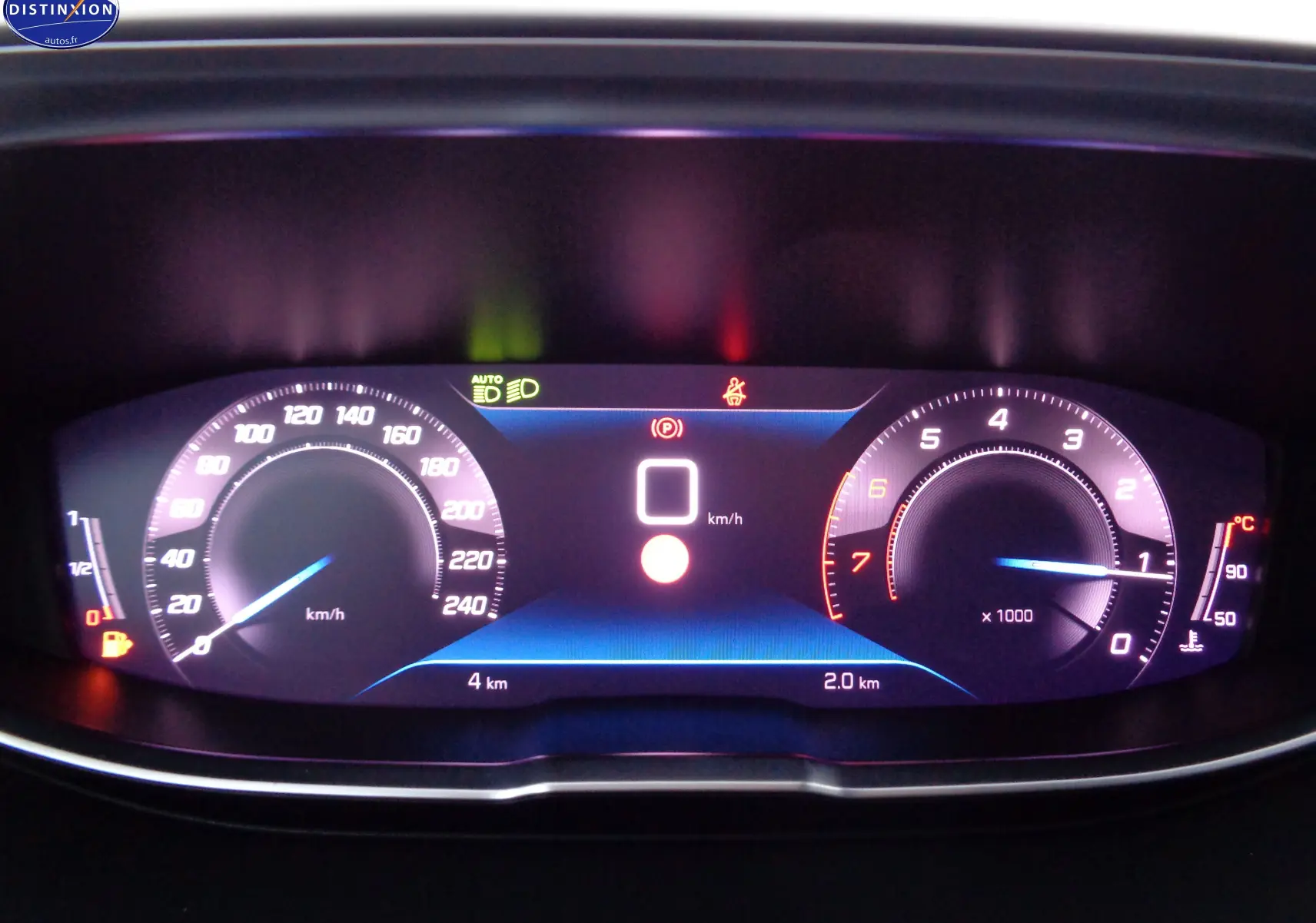 Tableau de bord numérique du Peugeot 3008 2023 affichant vitesse, compte-tours et témoins lumineux en lumière bleue.