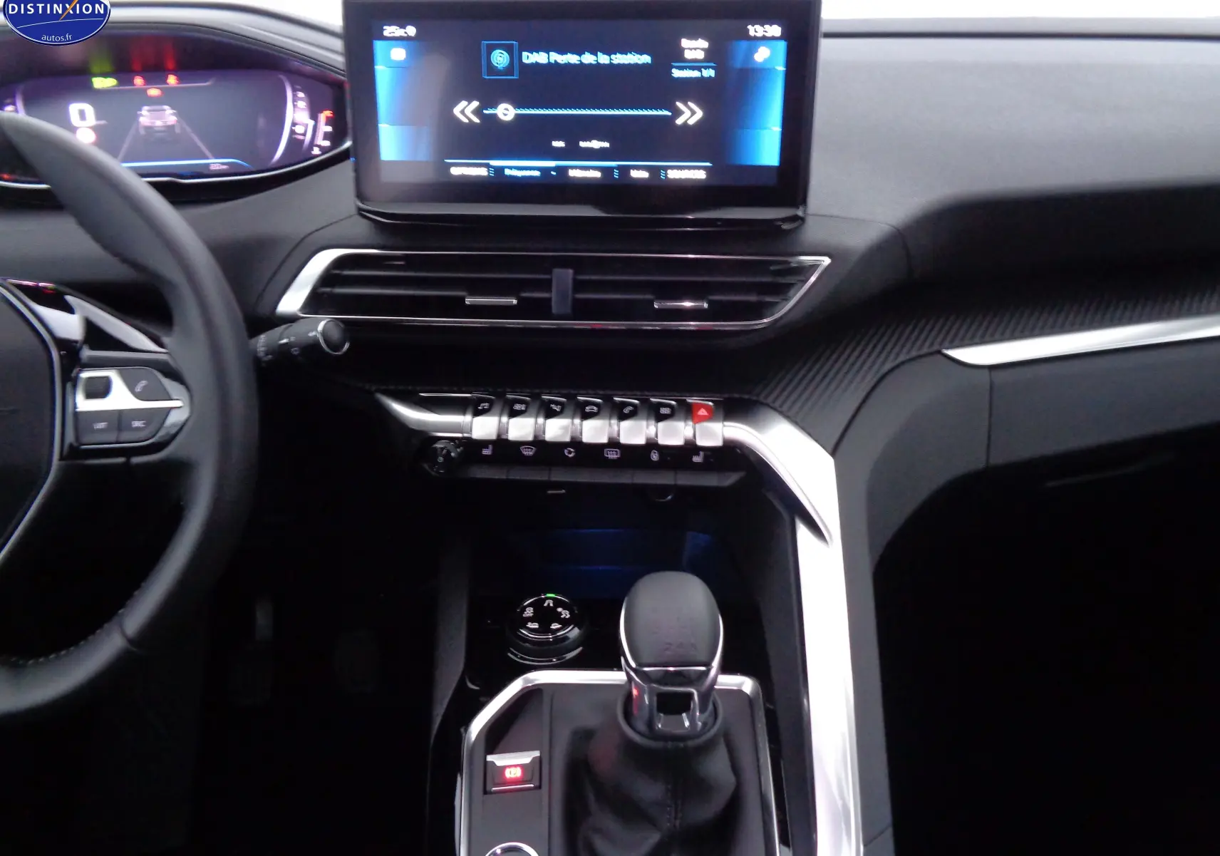 Intérieur du Peugeot 3008 2023 noir perle, vue centrale sur tableau de bord, écran tactile et levier de vitesse manuel.