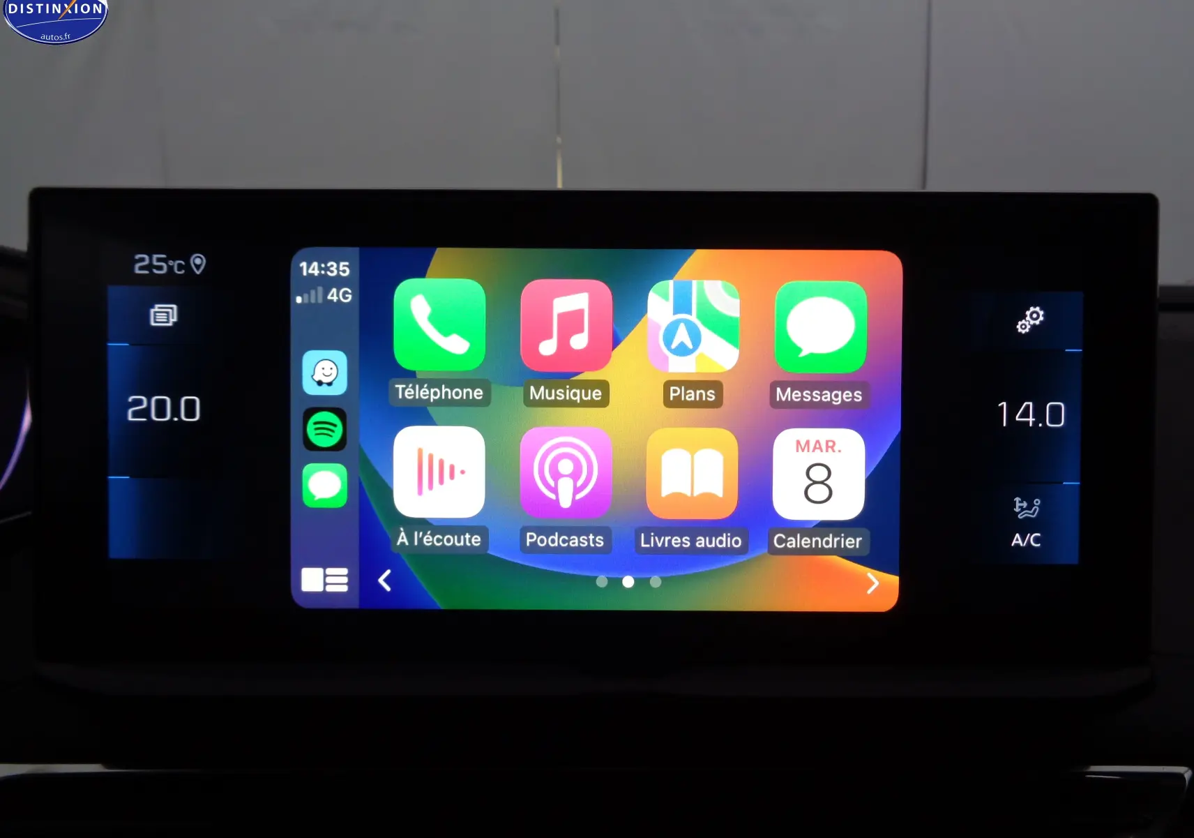 Écran tactile central du Peugeot 3008 2023 affichant Apple CarPlay avec température intérieure à 20°C et climatisation à 14°C.