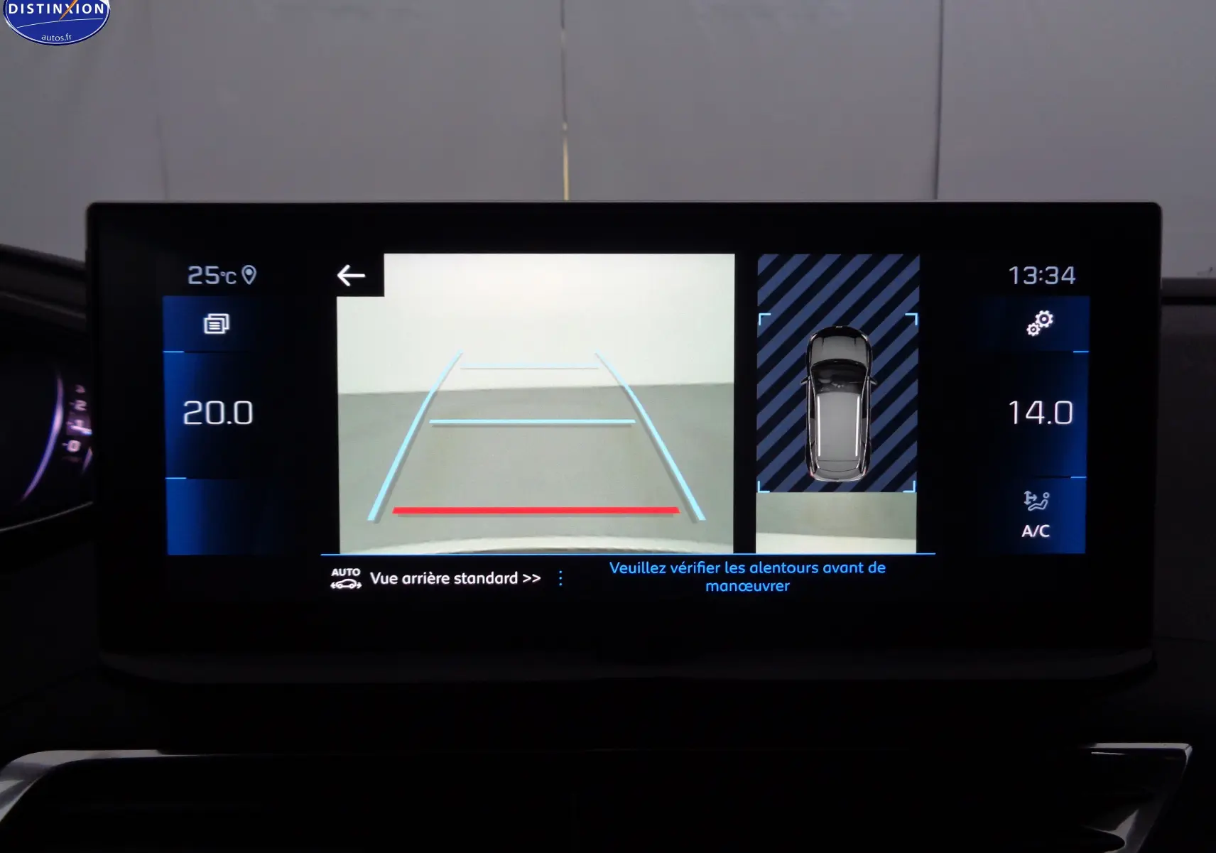 Écran central du Peugeot 3008 noir perle métal 2023 montrant la caméra de recul et l'affichage de la climatisation.