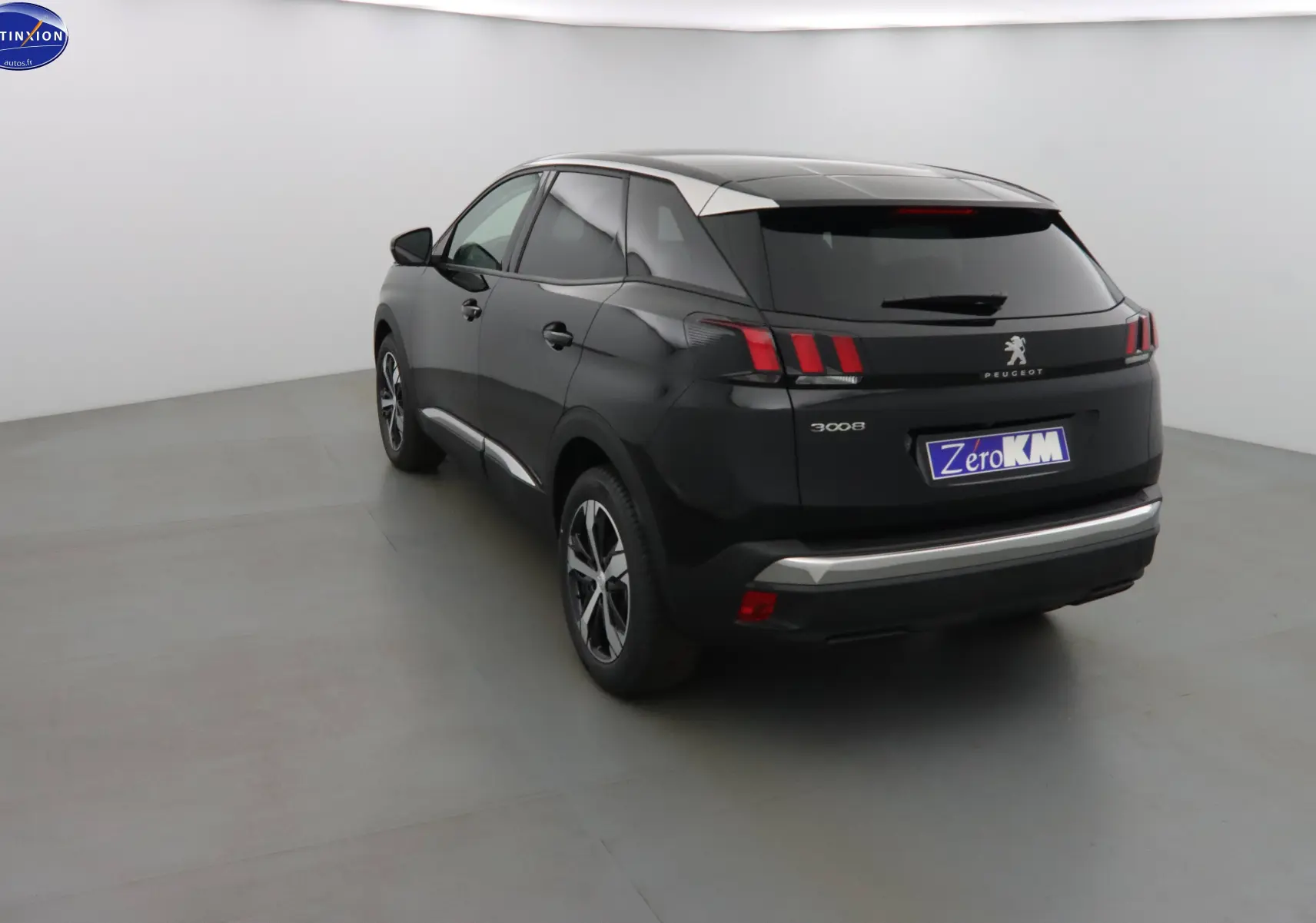 Peugeot 3008 noir perle métal vue 3/4 arrière gauche, avec feux arrière à griffes et jantes bi-ton.