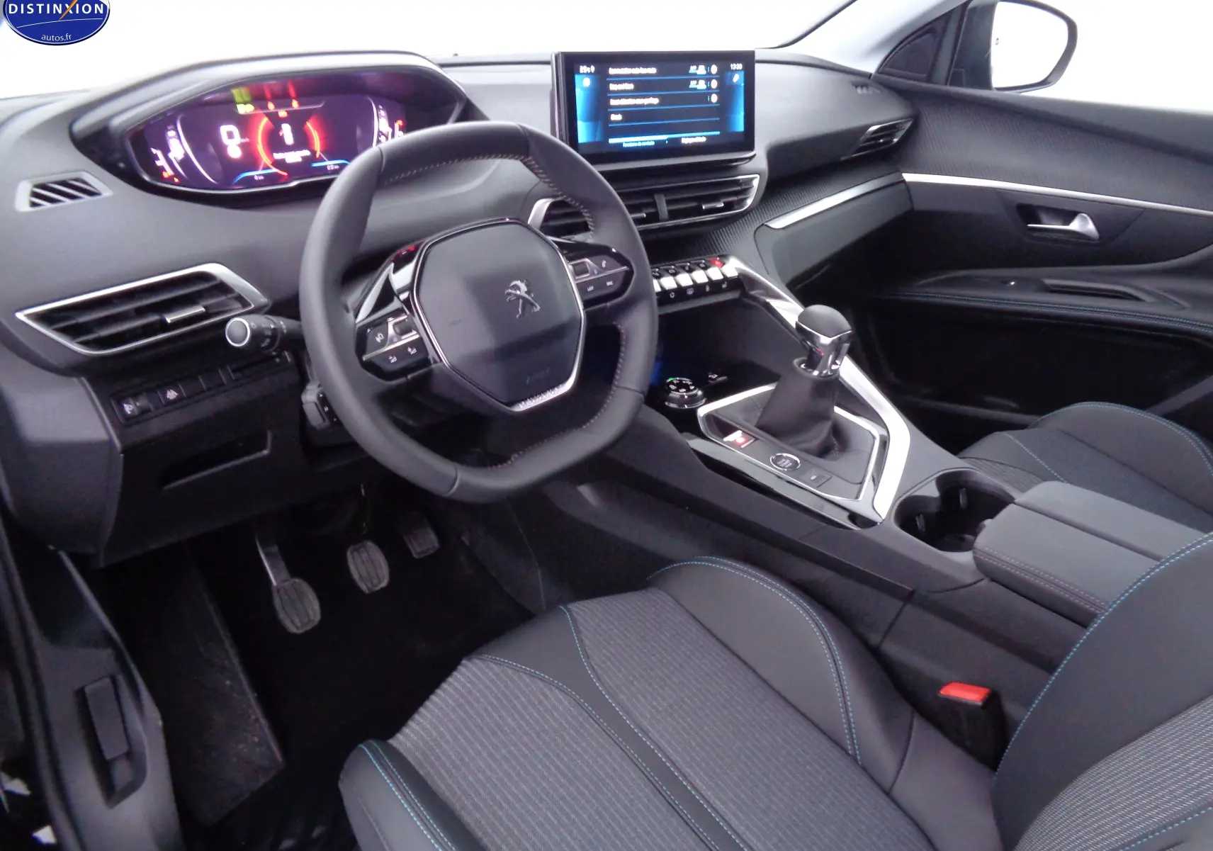 Vue intérieure côté conducteur du Peugeot 3008 2023 noir perle métal, tableau de bord numérique et levier de vitesse manuel visibles.
