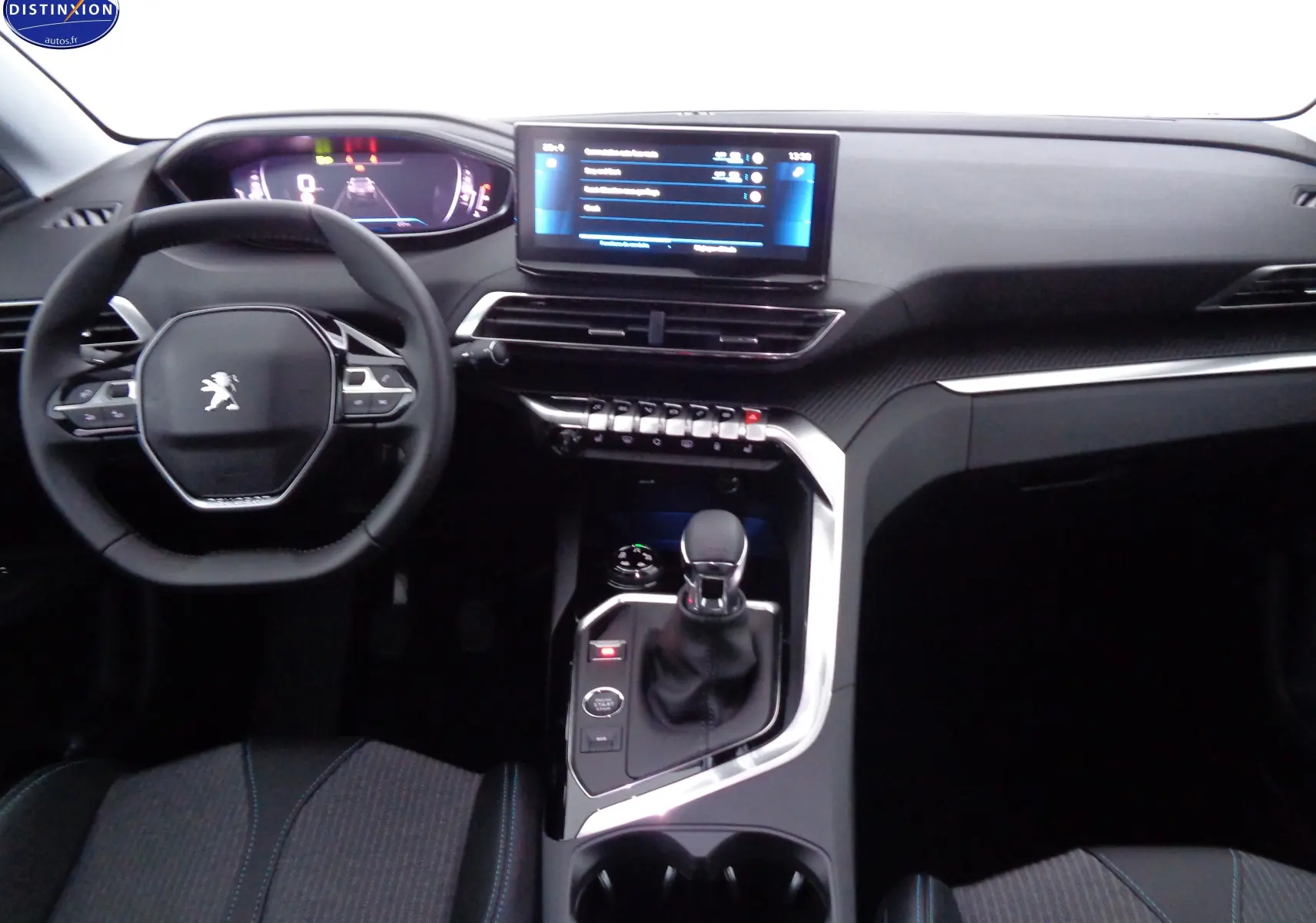 Vue intérieure du tableau de bord et volant du Peugeot 3008 noir perle métal, avec écran tactile et levier de vitesse manuel.