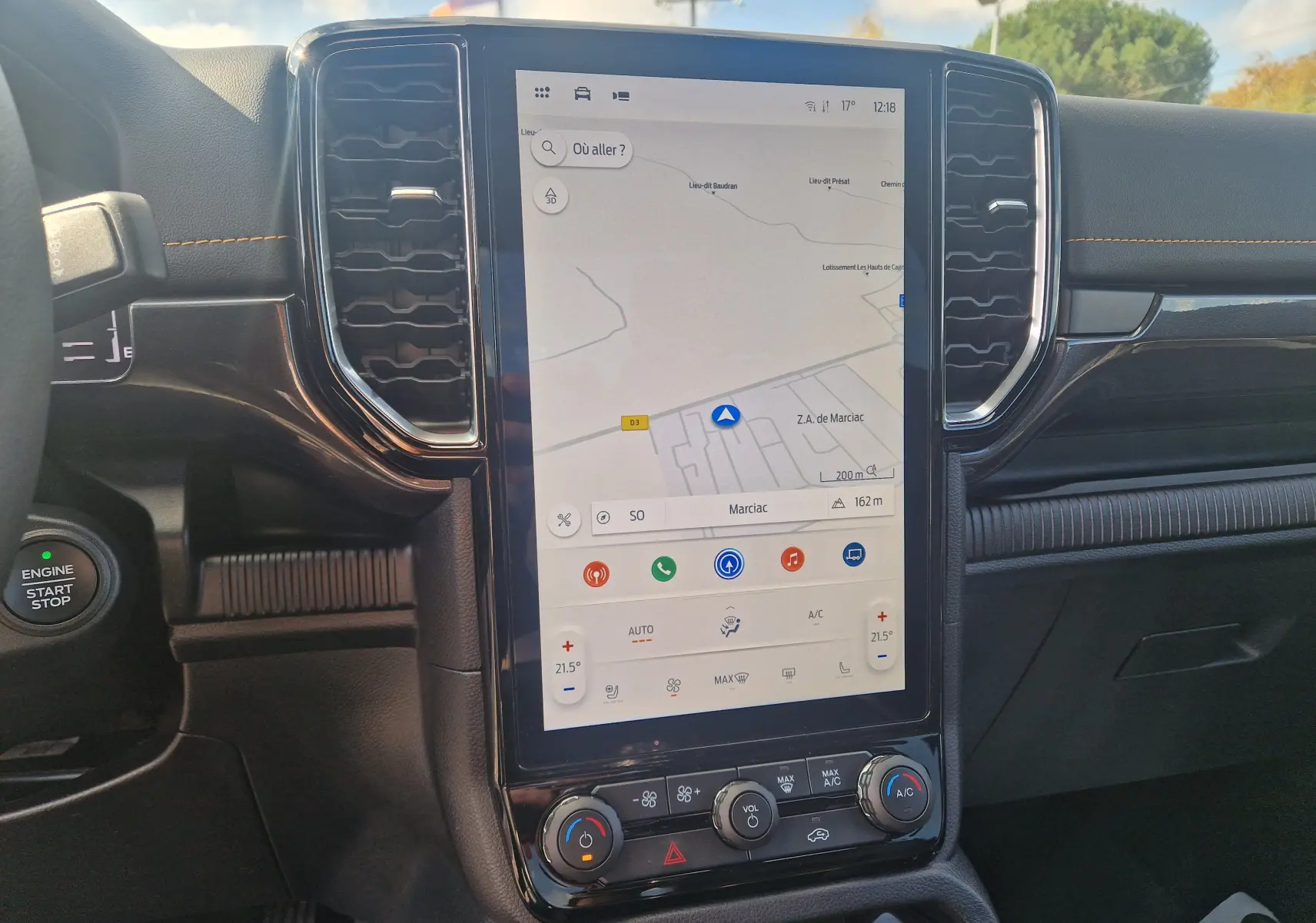 Écran central du Ford Ranger Wildtrak 2025 montrant la caméra de recul et la vue 360° intérieure.