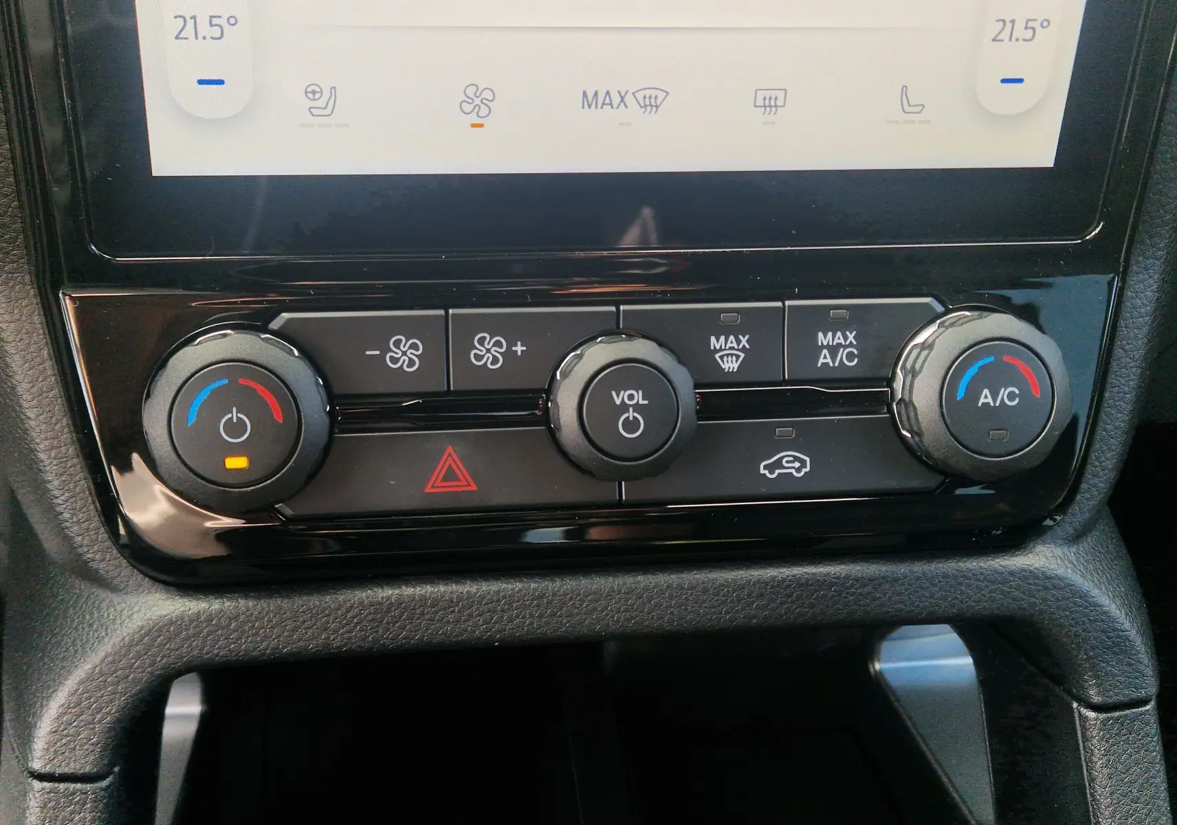 Gros plan sur la molette de modes de conduite et les boutons de contrôle du Ford Ranger Wildtrak, intérieur noir avec surpiqûres orange.