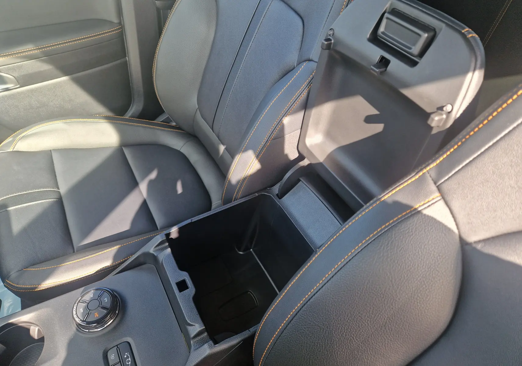 Panneau de commandes d'éclairage intérieur du Ford Ranger Super Cabine gris Iconic 2025, avec réglages des phares et feux antibrouillard.