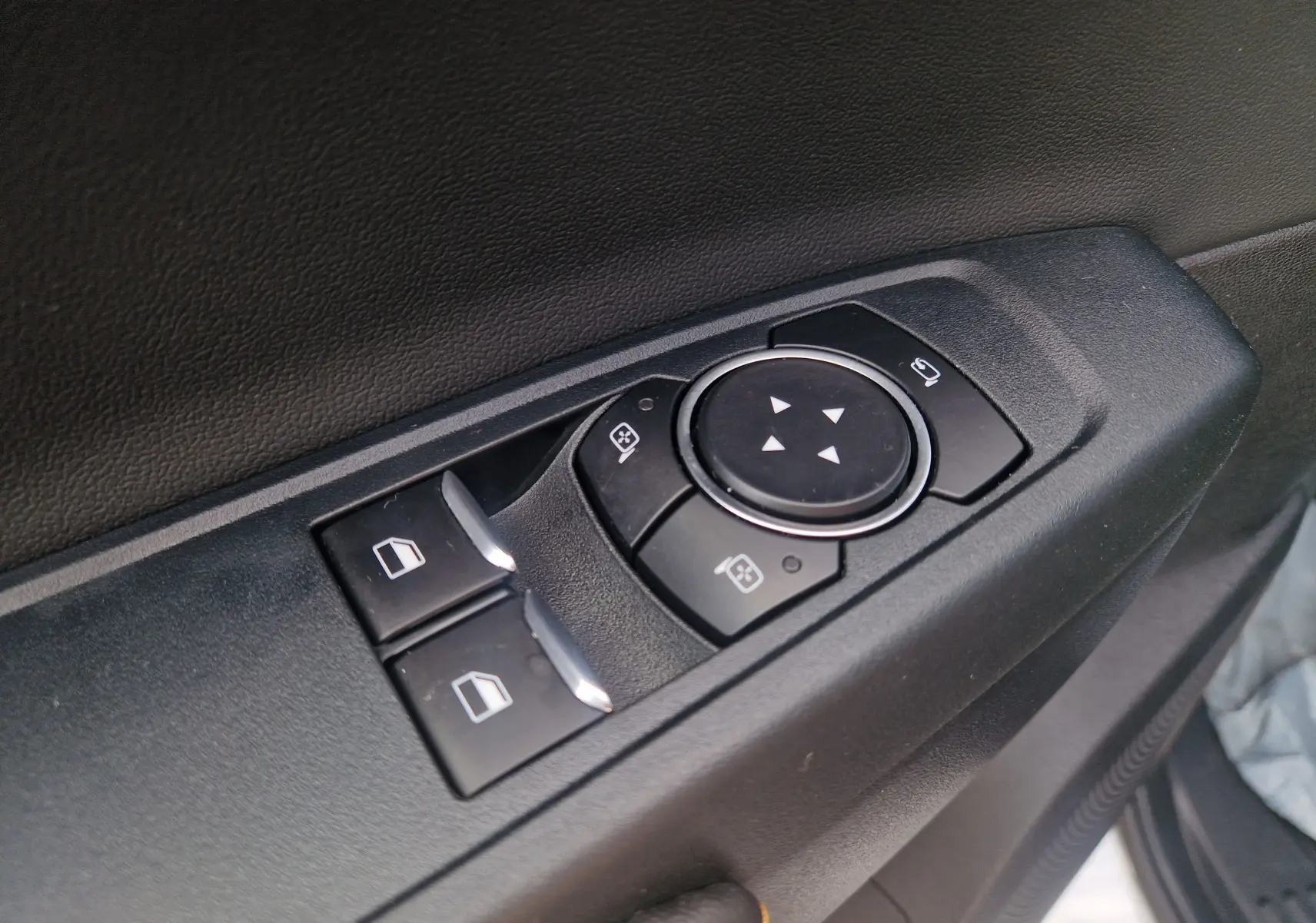 Vue arrière d'un Ford Ranger Wildtrak gris iconic avec benne ouverte et logo Ford bien visible.