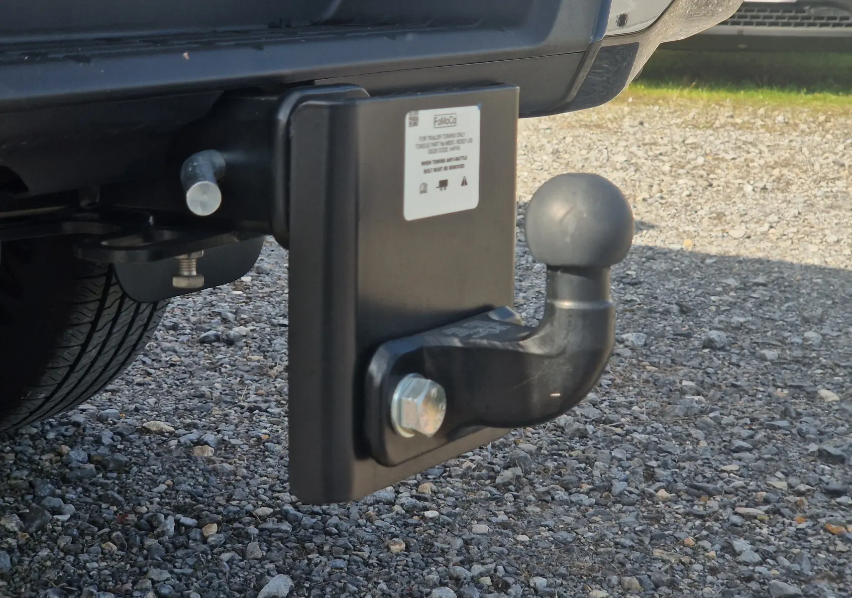 Gros plan sur l'attelage de remorque arrière du Ford Ranger Super Cabine gris Iconic, version Wildtrak 2025.