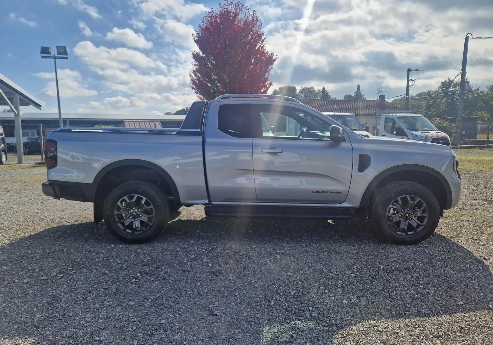 Ford Ranger Super Cabine Wildtrak gris iconic vu de profil côté gauche, avec jantes noires et benne ouverte.
