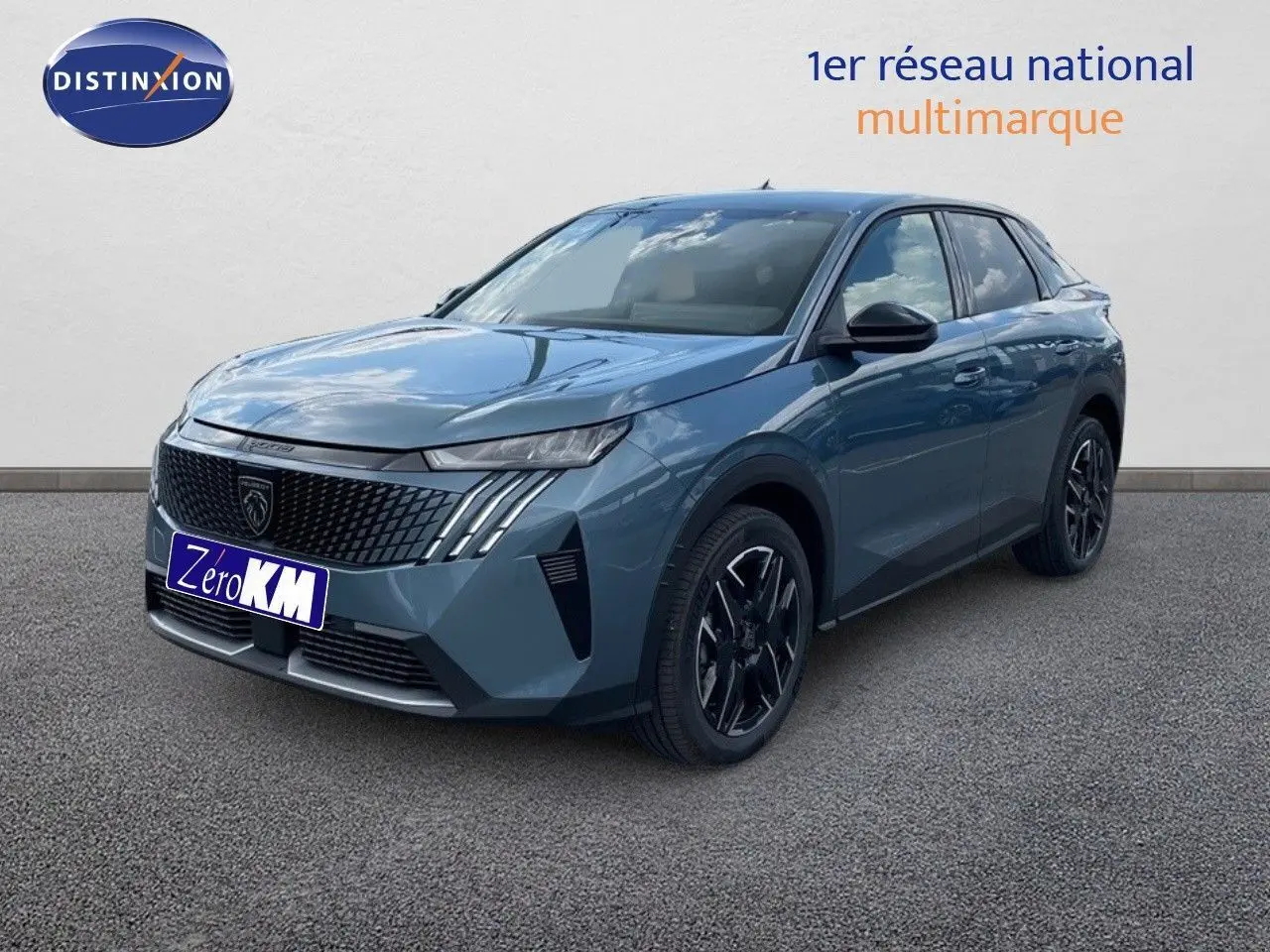 Peugeot 3008 Hybrid bleu Ingaro métal en 3/4 avant droit, avec calandre noire et jantes noires distinctives.