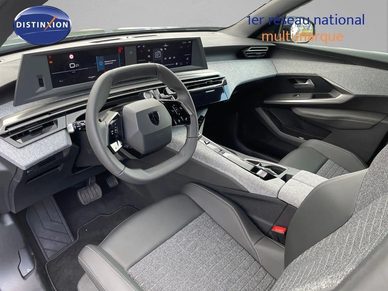 Intérieur moderne du Peugeot 3008 Hybrid 2025, vue côté conducteur, sièges gris tissu et cuir avec tableau de bord numérique.