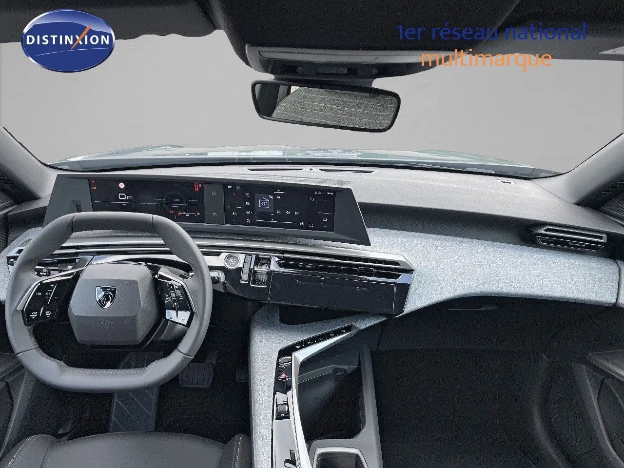 Vue intérieure avant du Peugeot 3008 Hybrid 2025 avec tableau de bord moderne et volant compact noir.