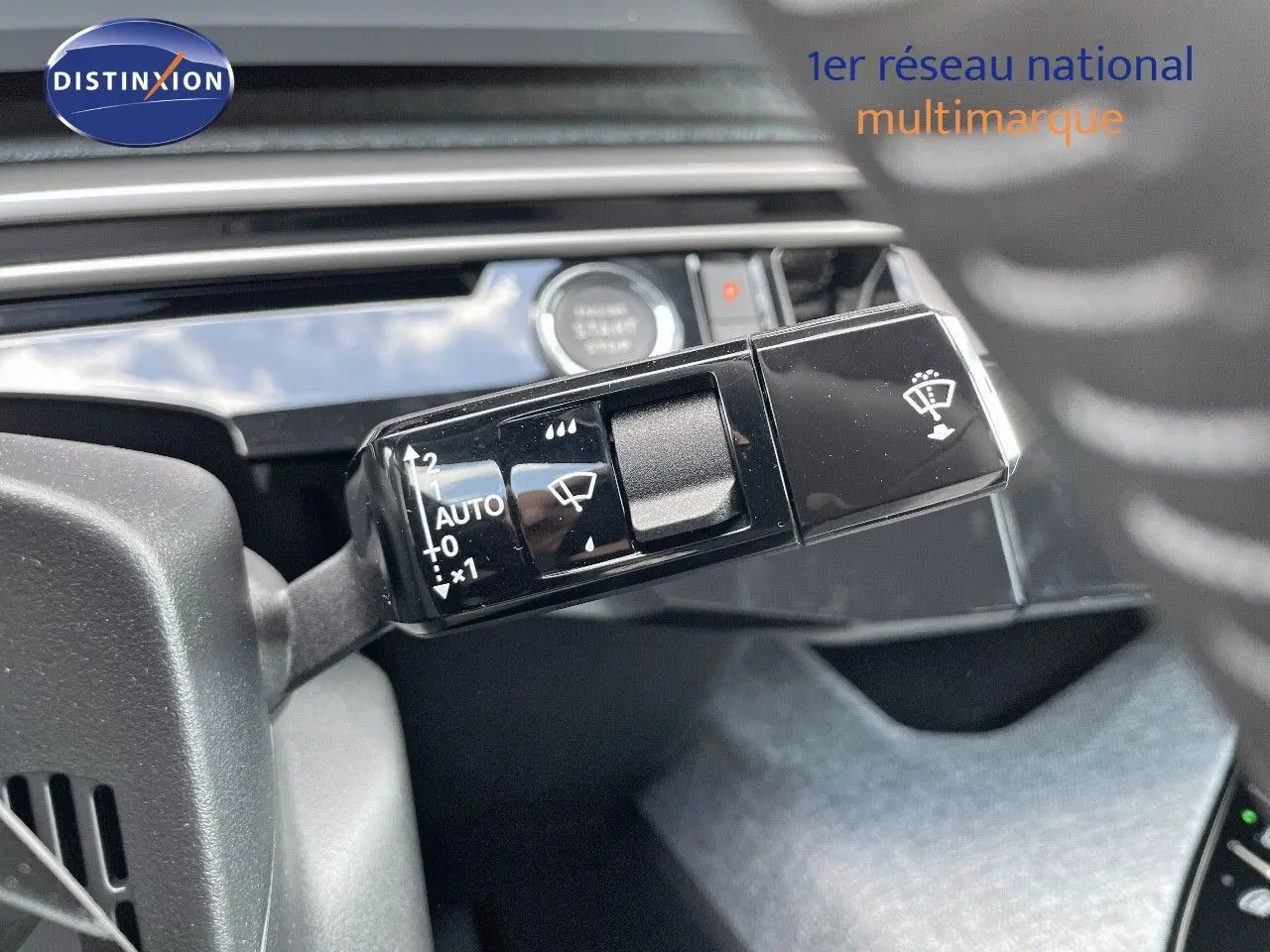 Le levier de commande des essuie-glaces du Peugeot 3008 Hybrid bleu Ingaro, vu en gros plan intérieur.
