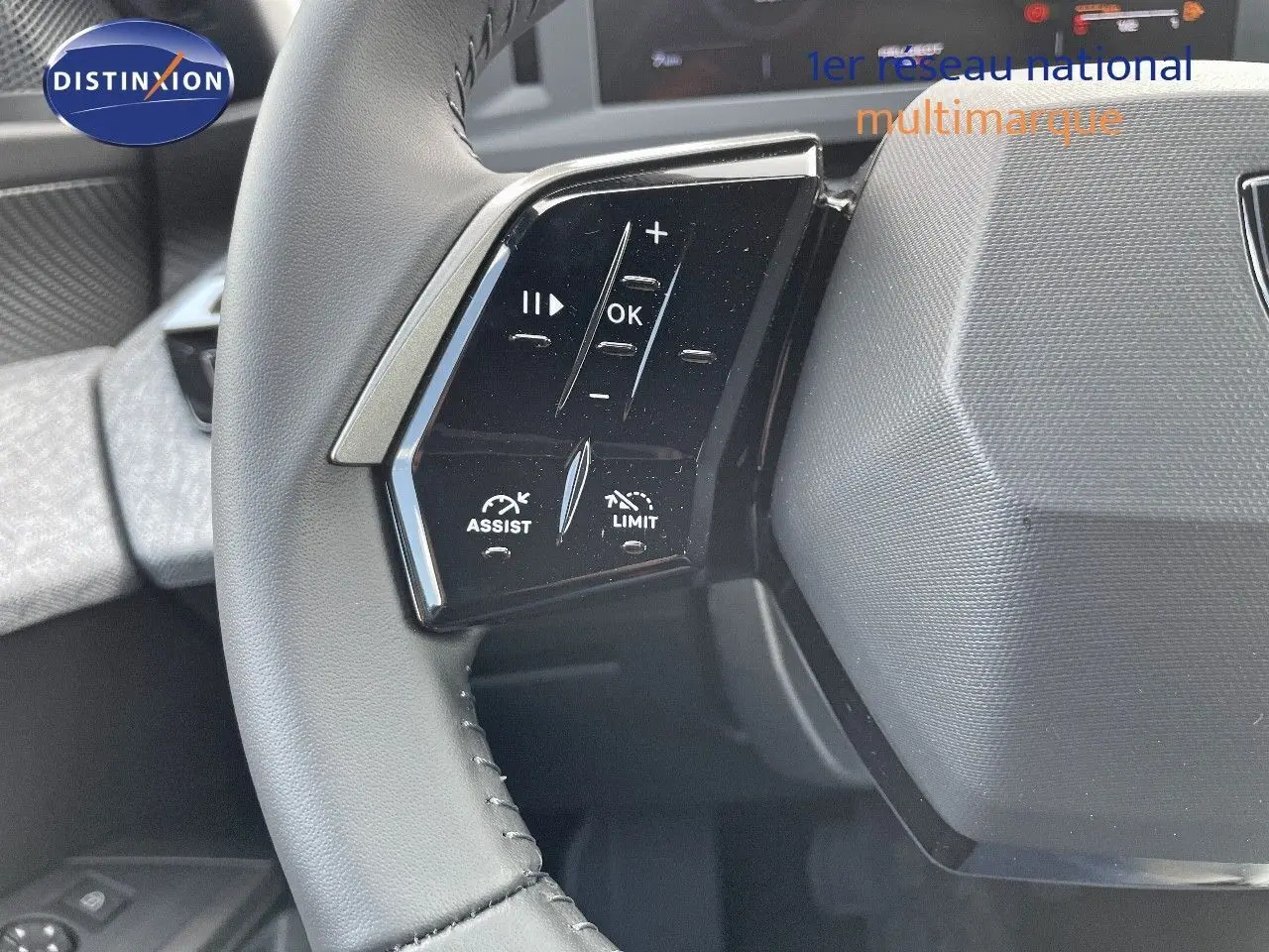 Gros plan sur les commandes au volant à gauche du Peugeot 3008 Hybrid 2025, finition Allure, intérieur noir.