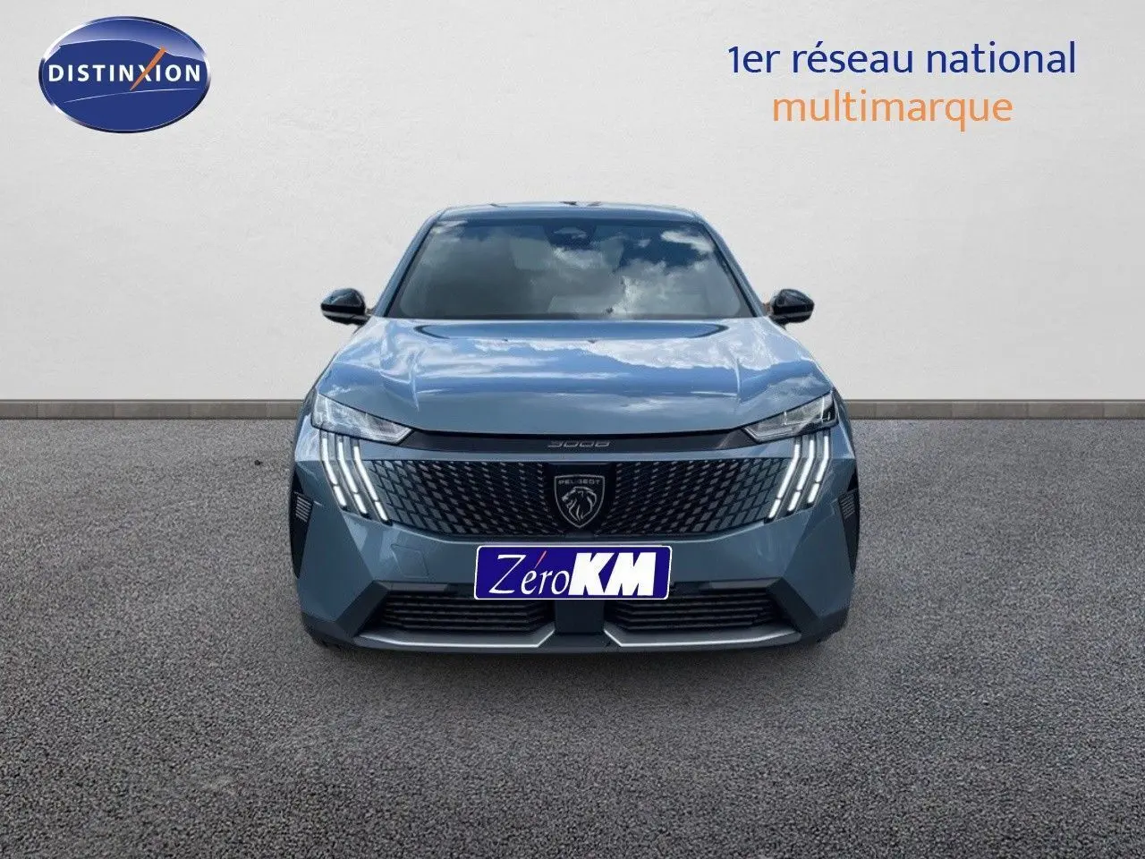 Vue de face du Peugeot 3008 Hybrid 136ch Allure en bleu Ingaro Metal avec calandre et feux LED distinctifs.