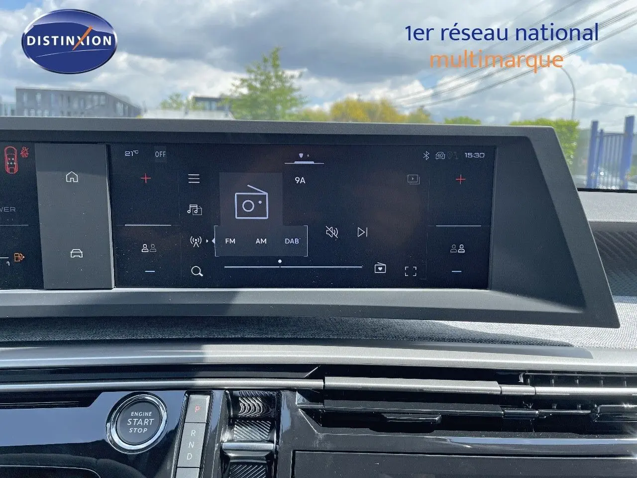 Tableau de bord du Peugeot 3008 Hybrid 136ch Allure 2025 avec écran tactile et bouton start/stop en vue frontale rapprochée.