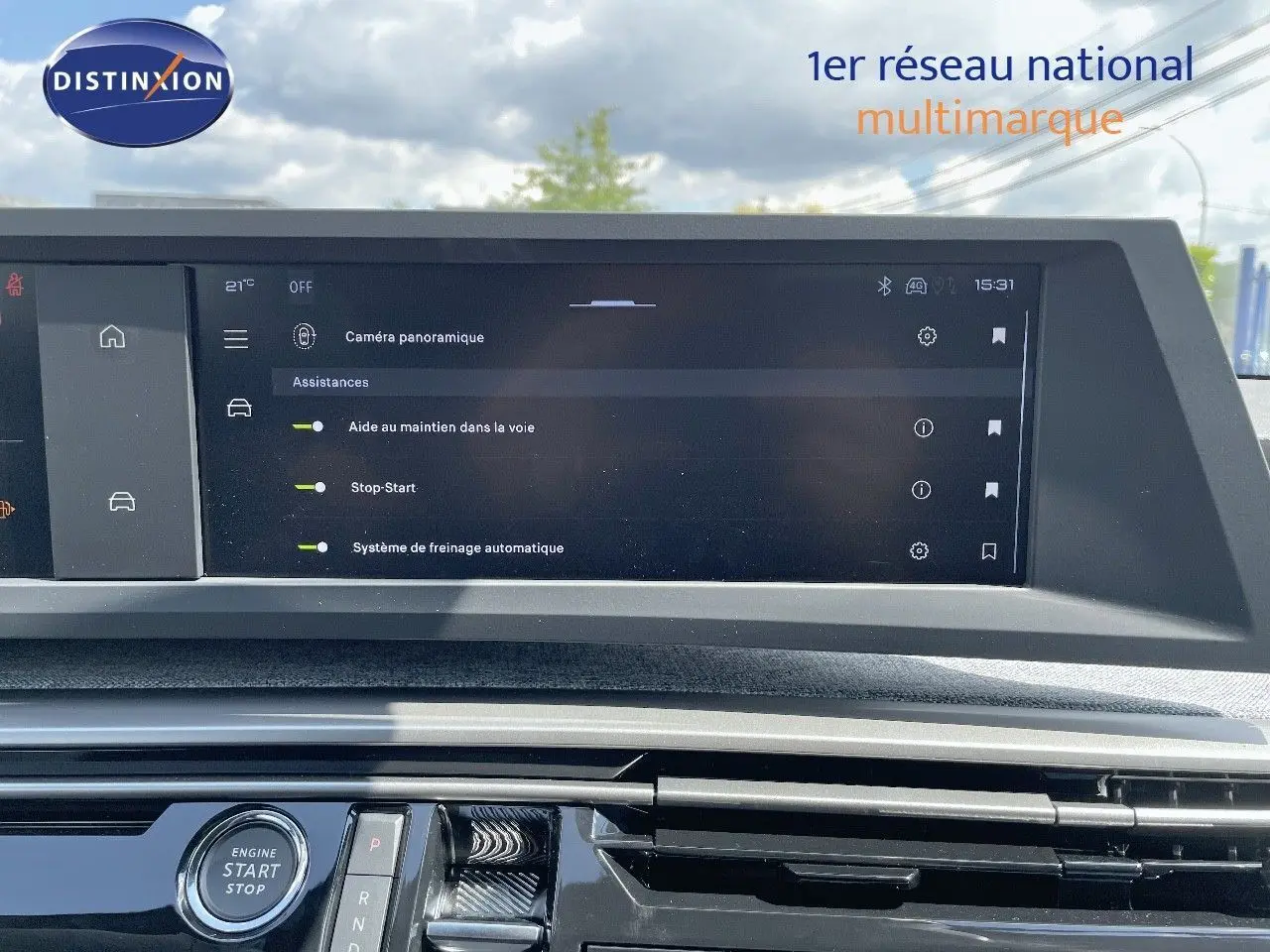 Écran central tactile du tableau de bord du Peugeot 3008 Hybrid 2025 affichant les aides à la conduite.