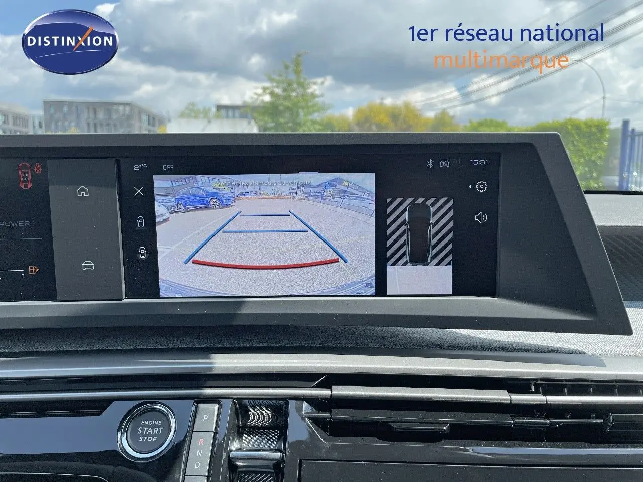 Vue intérieure du tableau de bord du Peugeot 3008 Hybrid 2025, écran affichant la caméra de recul avec guidage.