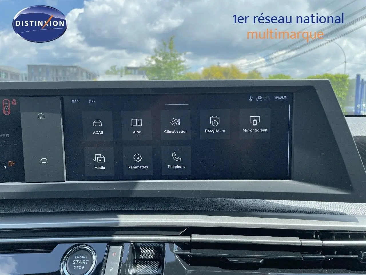 Écran tactile central affichant les options de climatisation et multimédia dans un Peugeot 3008 Hybrid bleu Ingaro métal.