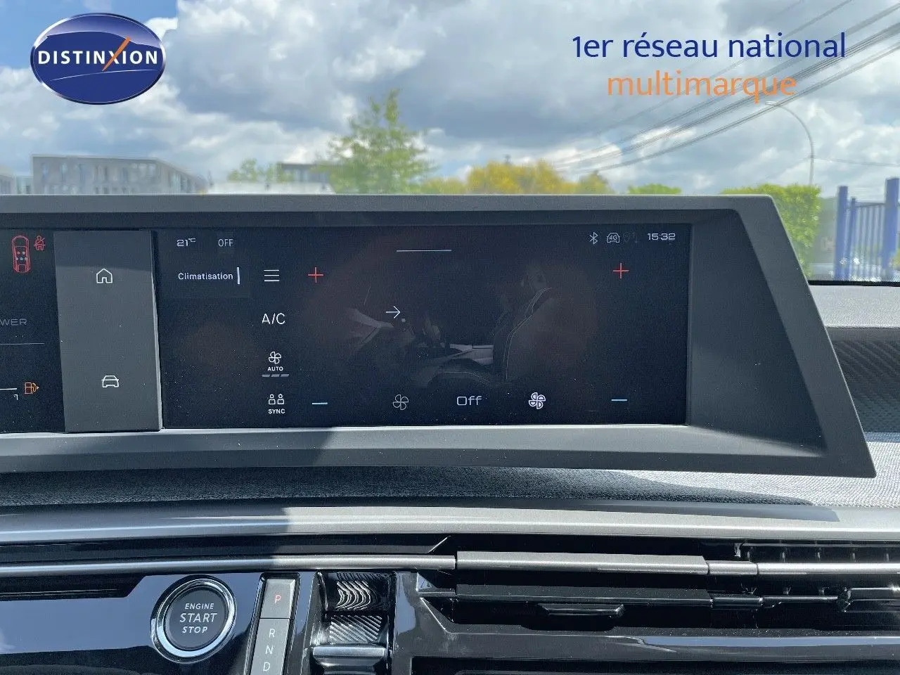 Écran tactile central et console du Peugeot 3008 Hybrid 136ch Allure 2025, ambiance intérieure moderne et épurée.
