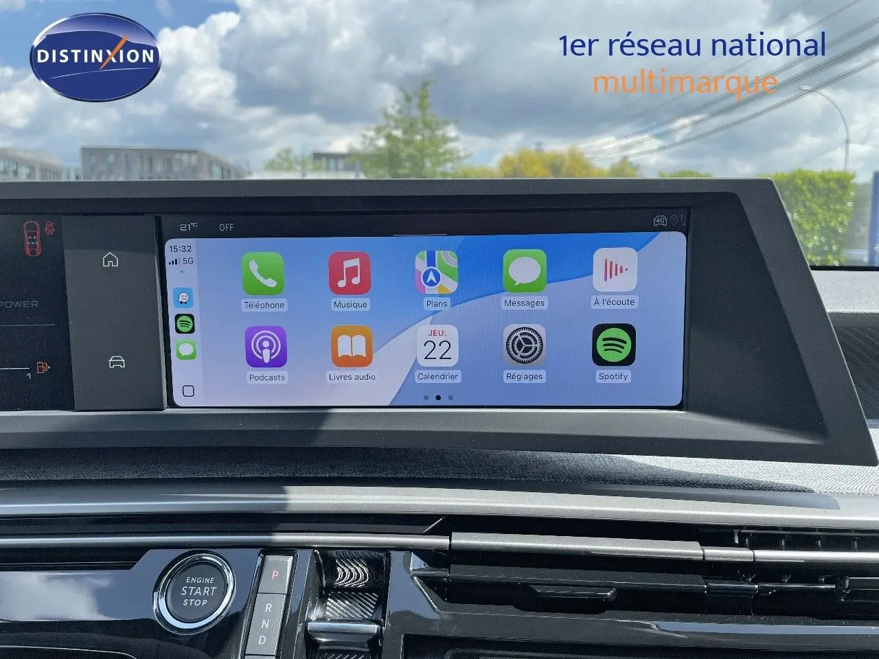 Tableau de bord du Peugeot 3008 Hybrid 136ch Allure 2025 avec écran tactile affichant applications connectées.