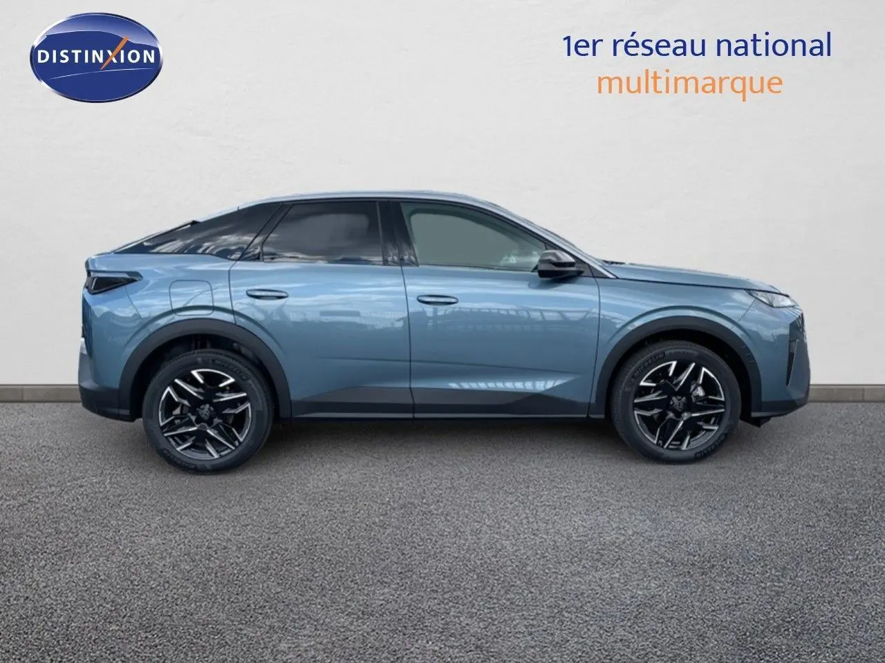 Profil côté gauche du Peugeot 3008 Hybrid 136ch Allure 2025 en bleu Ingaro Metal avec jantes noires stylisées.