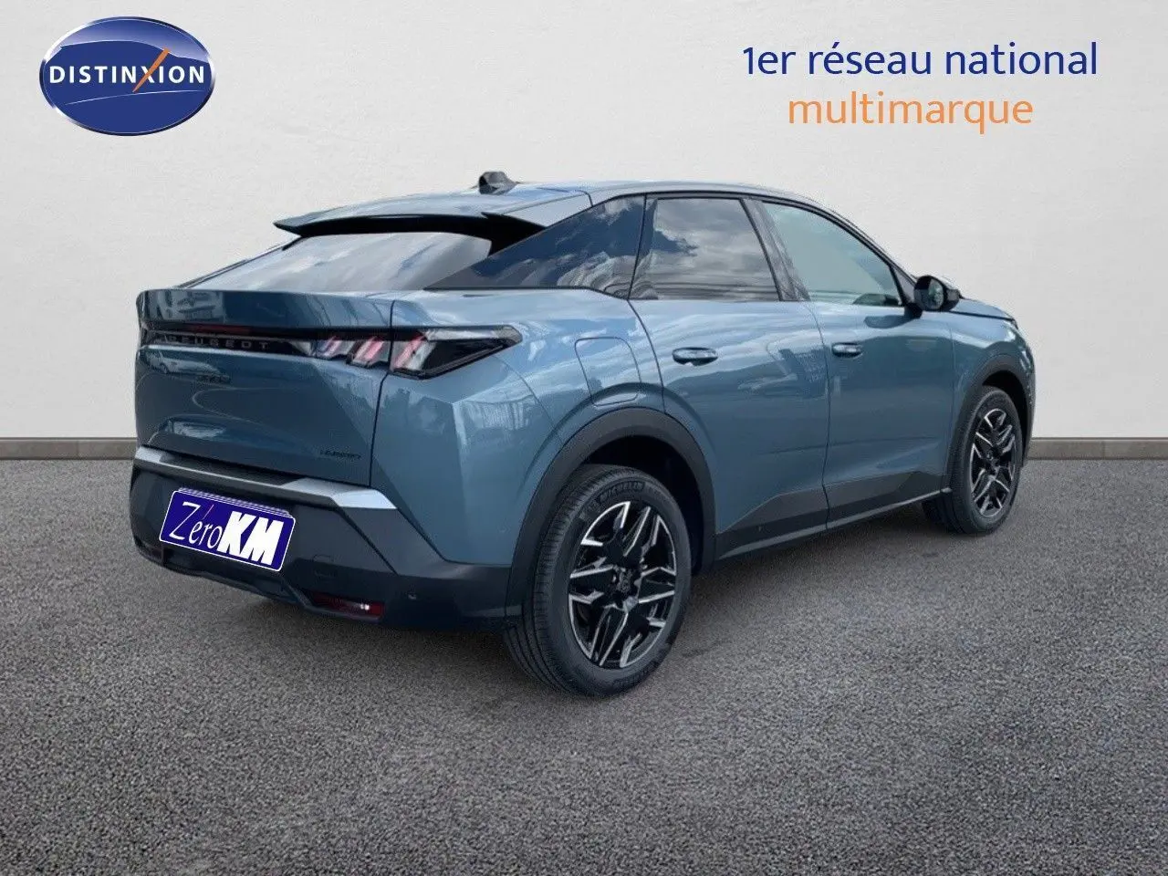 Vue 3/4 arrière droite d'un Peugeot 3008 Hybrid bleu Ingaro Metal avec jantes noires et toit noir brillant.