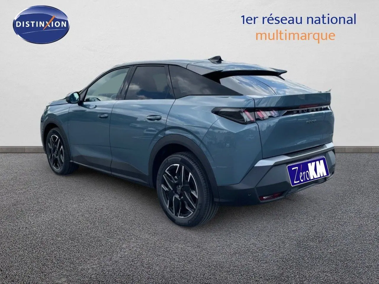 Peugeot 3008 Hybrid bleu Ingaro métal en 3/4 arrière droit, avec jantes noires et toit noir contrasté.