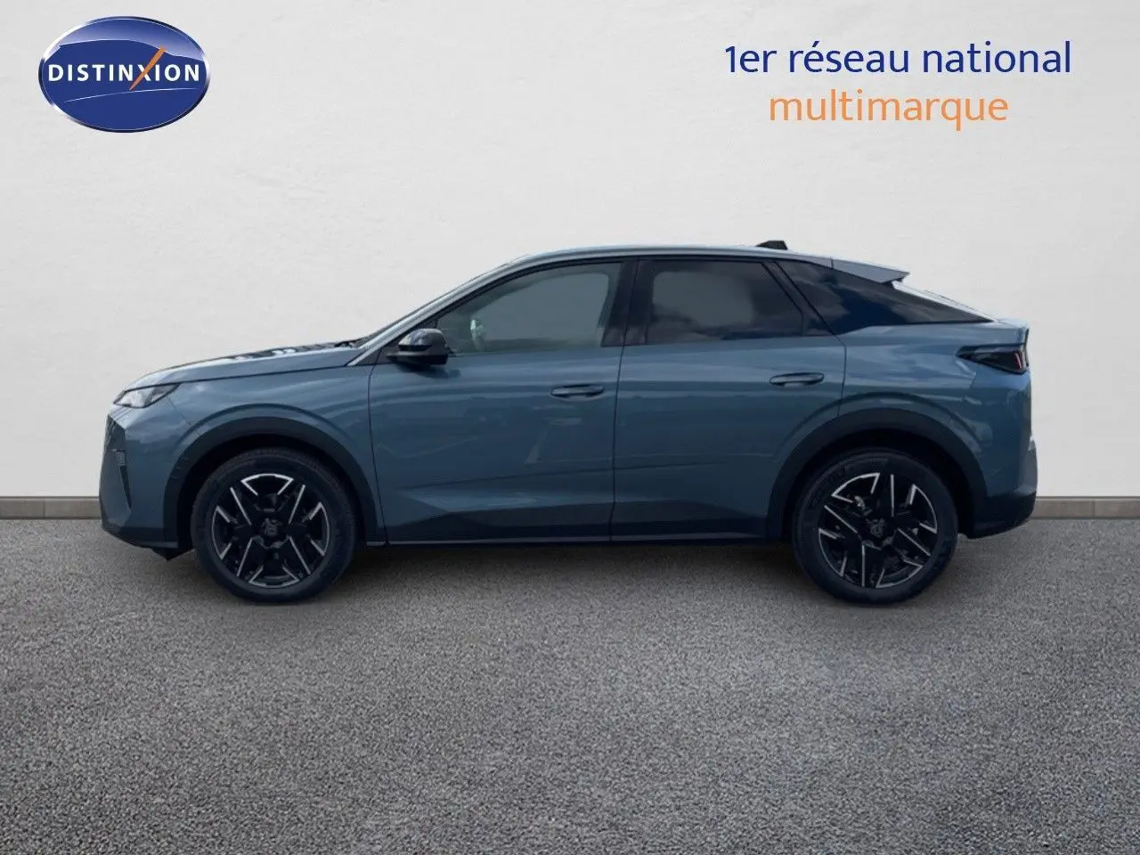 Profil côté gauche du Peugeot 3008 Hybrid 136ch Allure en bleu Ingaro Metal avec jantes noires biton.