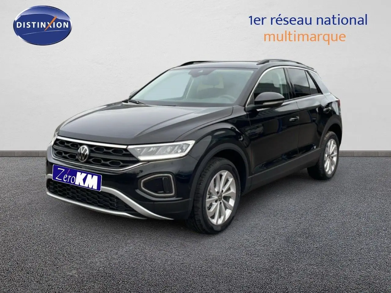 Volkswagen T-Roc noir grenadilla métal en 3/4 avant droit, avec calandre et jantes argentées visibles.