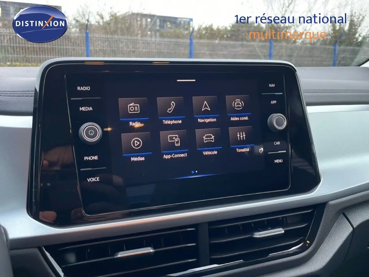 Écran tactile central du tableau de bord du Volkswagen T-Roc noir Grenadilla, affichant le menu multimédia.