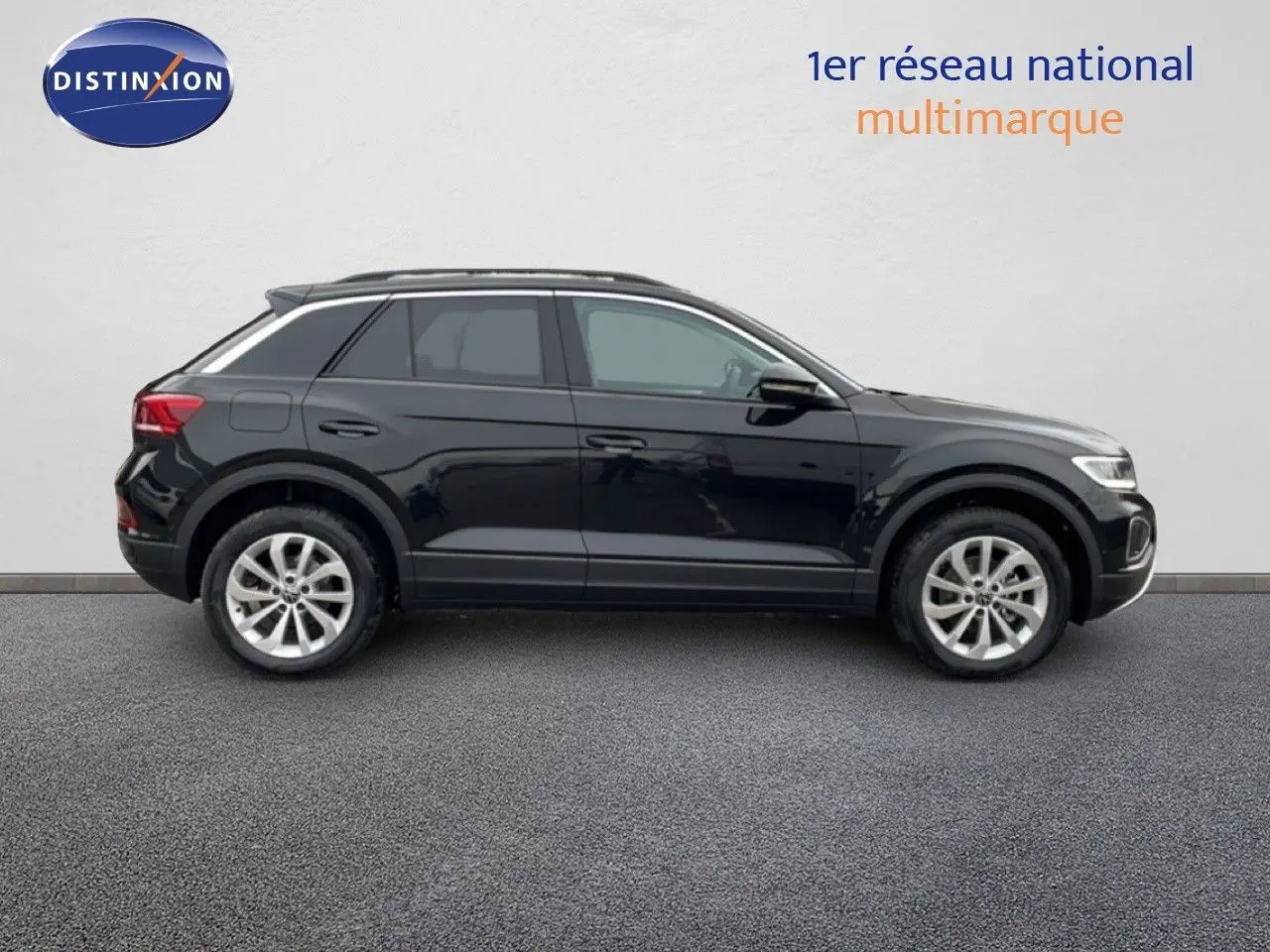 Vue de profil côté gauche d'un Volkswagen T-Roc noir grenadilla métallisé sur fond neutre.