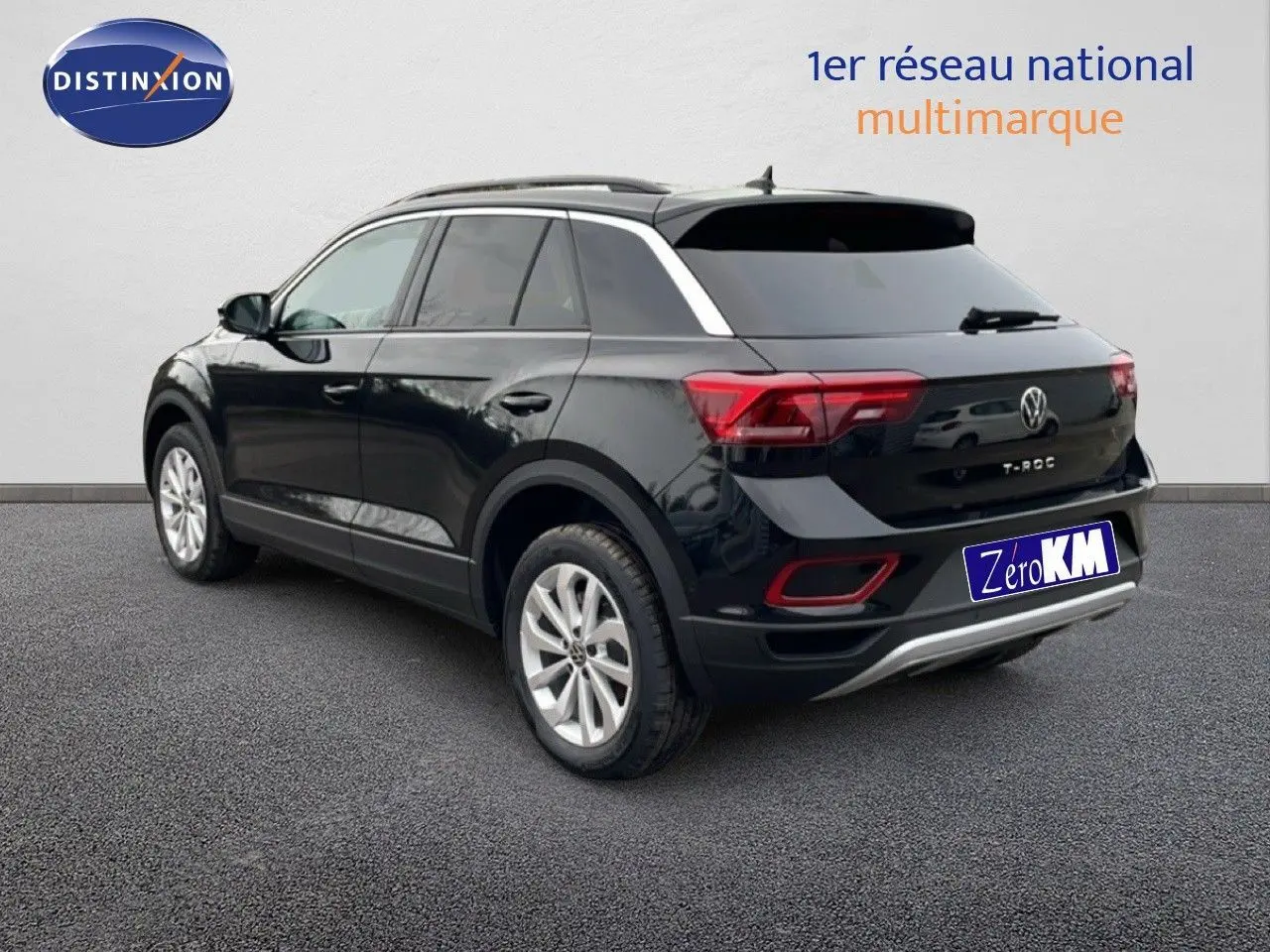 Vue 3/4 arrière d’un Volkswagen T-Roc noir grenadilla métallisé avec jantes argentées et détails chromés.