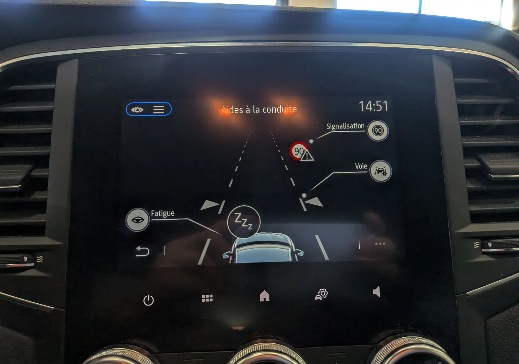 Écran central de la Renault Mégane IV Business 2022 montrant les aides à la conduite avec alertes fatigue et signalisation.