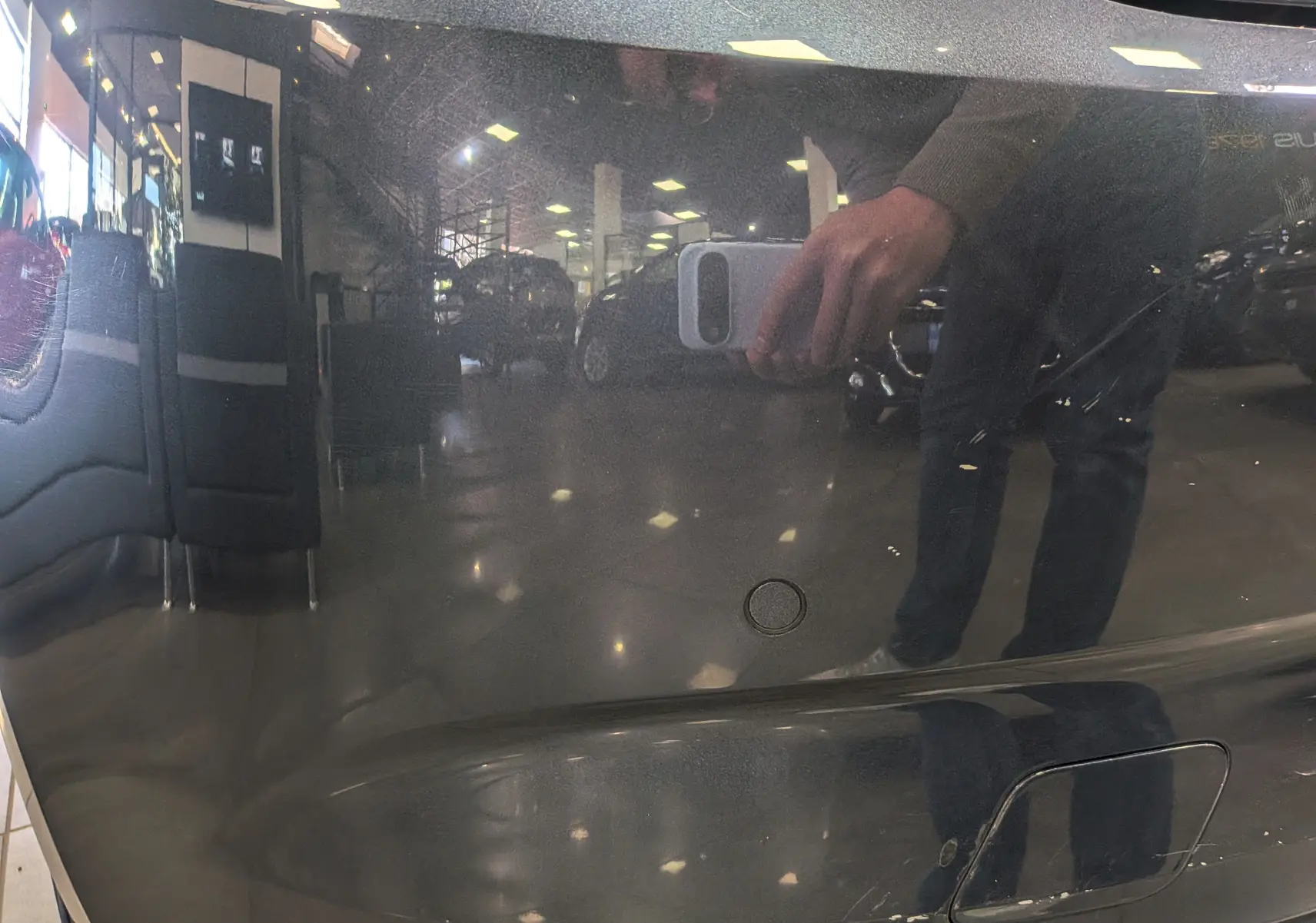 Gros plan sur la porte arrière droite gris titanium de la Renault Mégane IV Berline 2022 avec capteur de stationnement visible.
