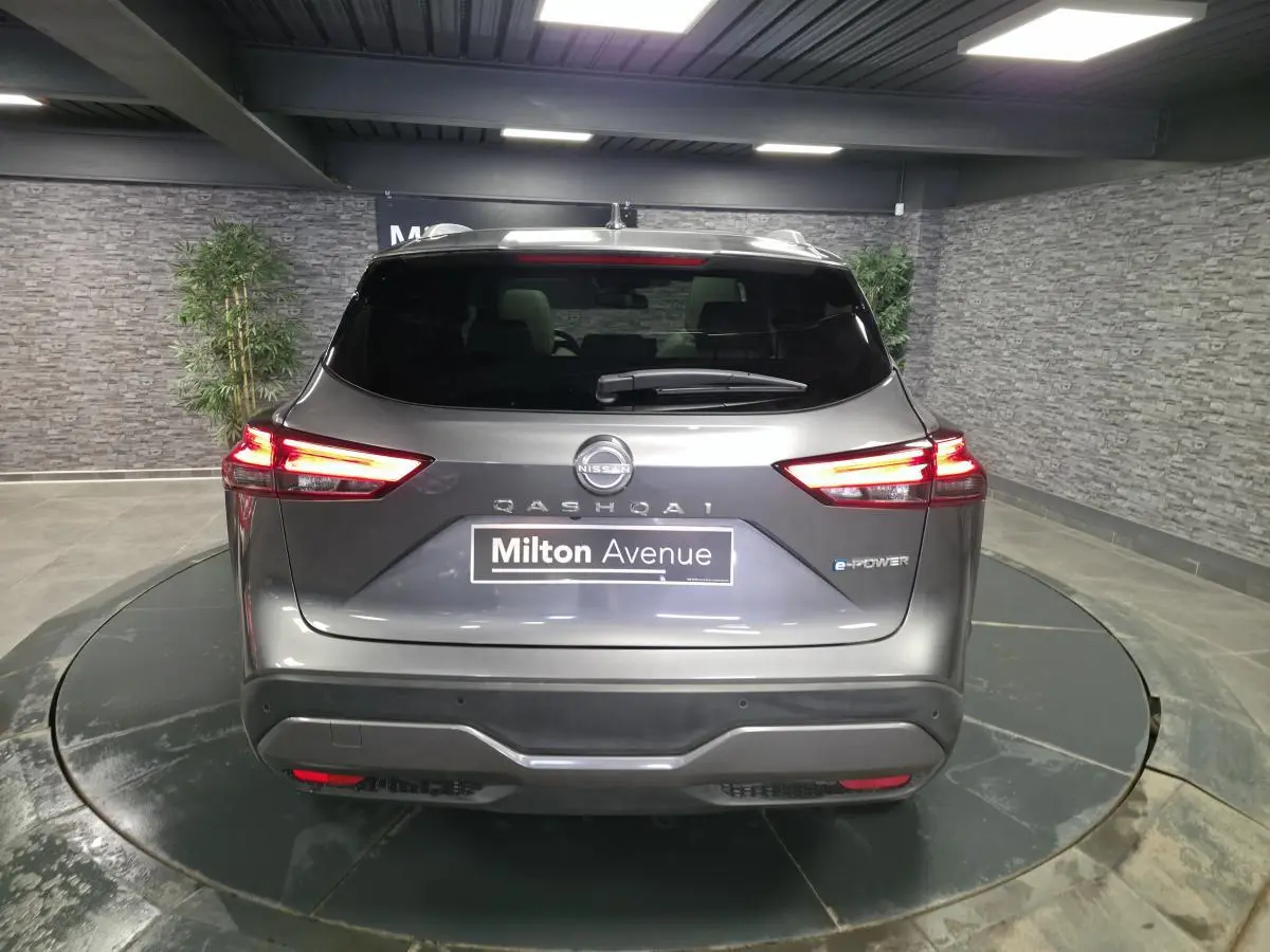 Vue arrière d'un Nissan Qashqai 1.5 e-Power gris avec feux LED allumés et badge e-POWER visible.