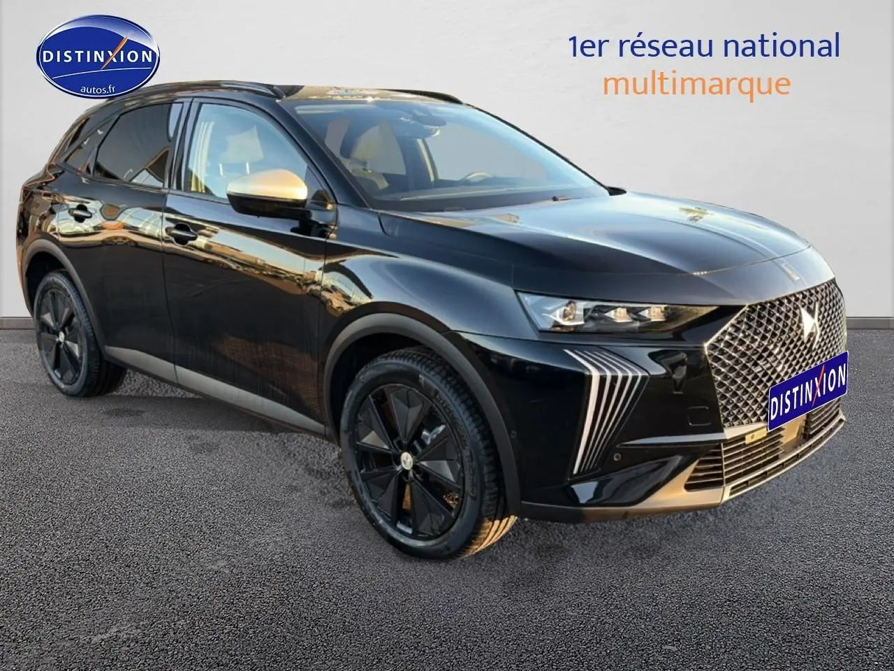 DS7 1.5 BlueHDi 130 Performance Line noir en 3/4 avant droit, avec calandre distinctive et jantes noires.