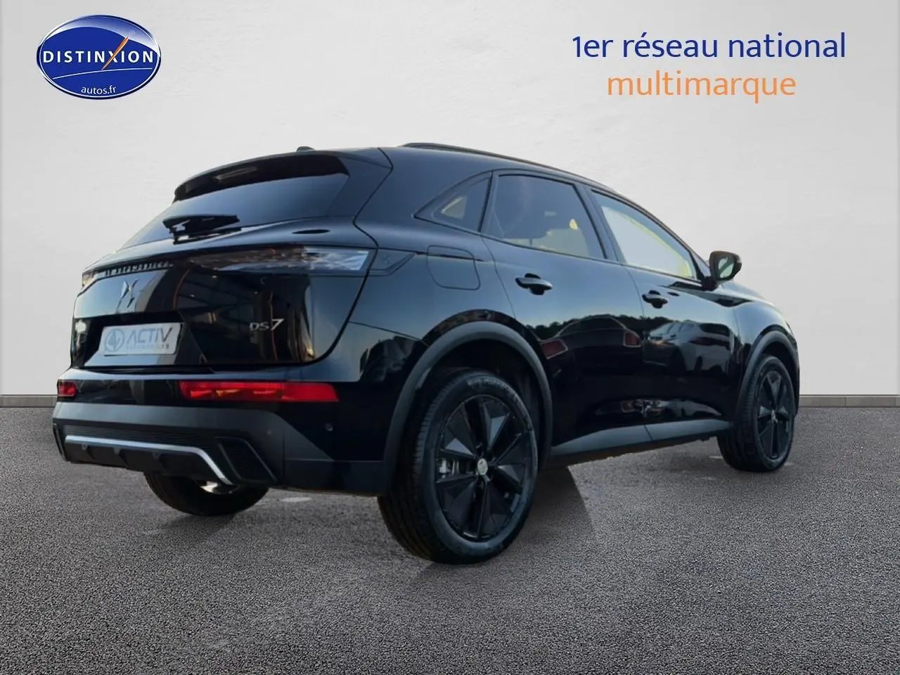 Vue 3/4 arrière gauche du SUV DS7 noir avec jantes noires et feux arrière LED distinctifs.