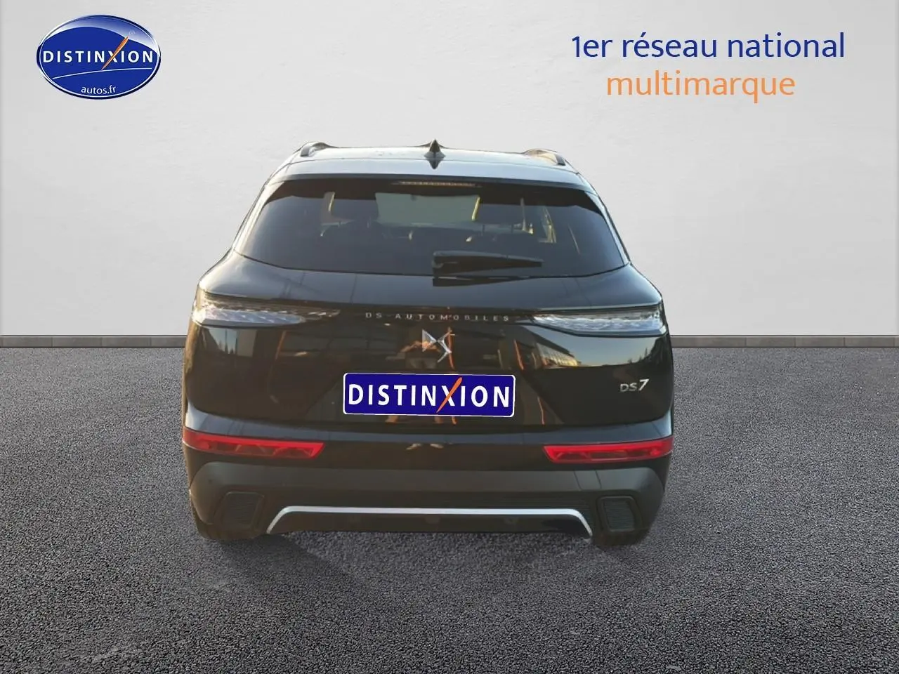 Vue arrière du SUV noir DS7 1.5 BlueHDi 130 Performance Line avec feux LED et double sortie d’échappement.