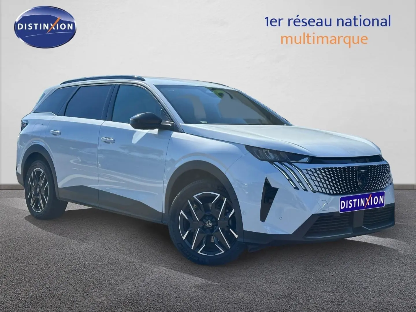 Peugeot 5008 Hybrid blanc Okénite en vue 3/4 avant droit, avec jantes alliage et vitres arrière surteintées.