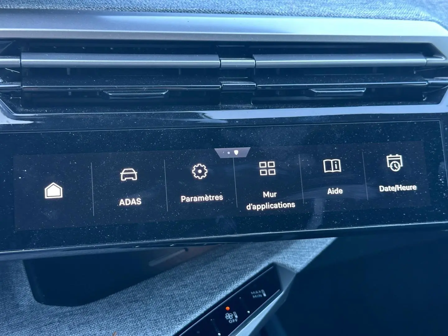 Écran tactile central du tableau de bord du Peugeot 5008 Hybrid blanc, affichant le menu des paramètres ADAS.
