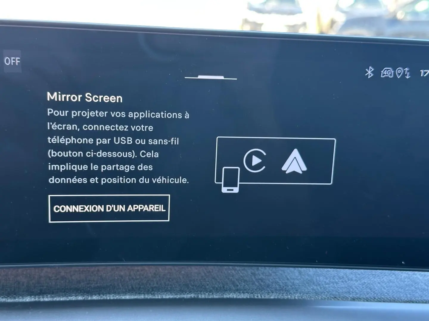 Écran tactile intérieur du Peugeot 5008 Hybrid 145ch Allure, affichant l'interface Mirror Screen.
