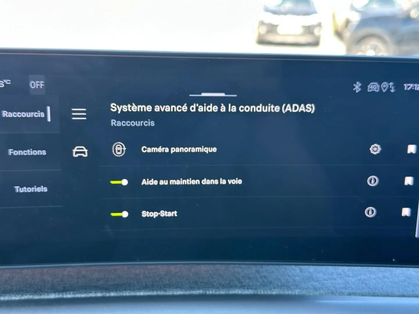 Écran tactile intérieur du Peugeot 5008 Hybrid blanc, affichant les options avancées d'aide à la conduite.