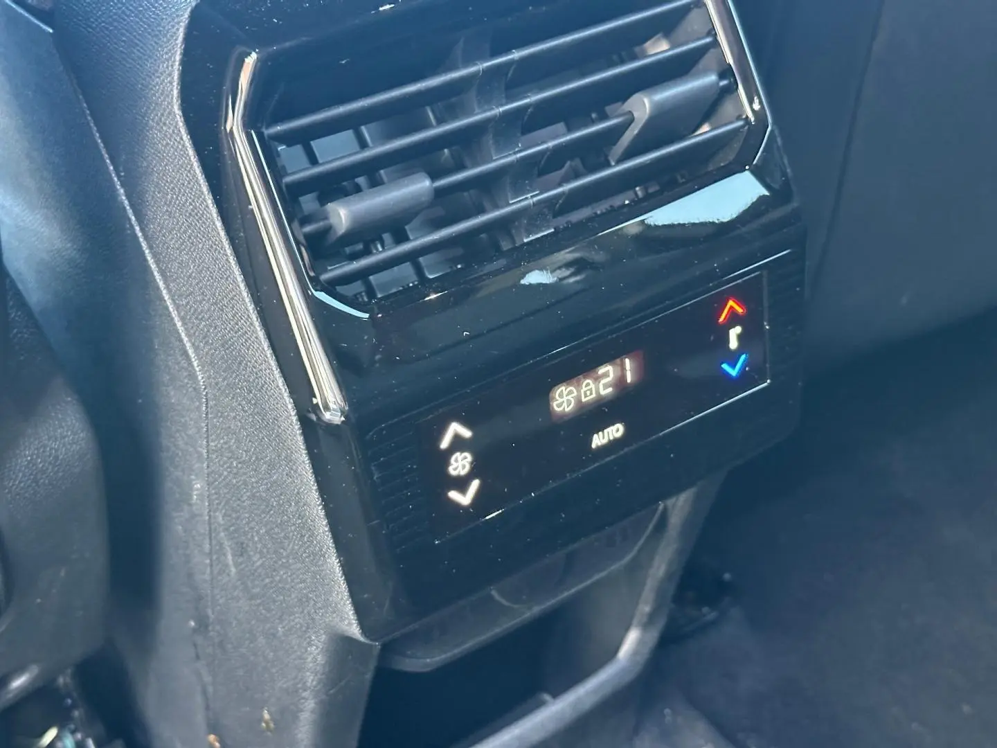 Vue rapprochée de la commande de climatisation arrière noire dans l’habitacle du Peugeot 5008 blanc Okénite.