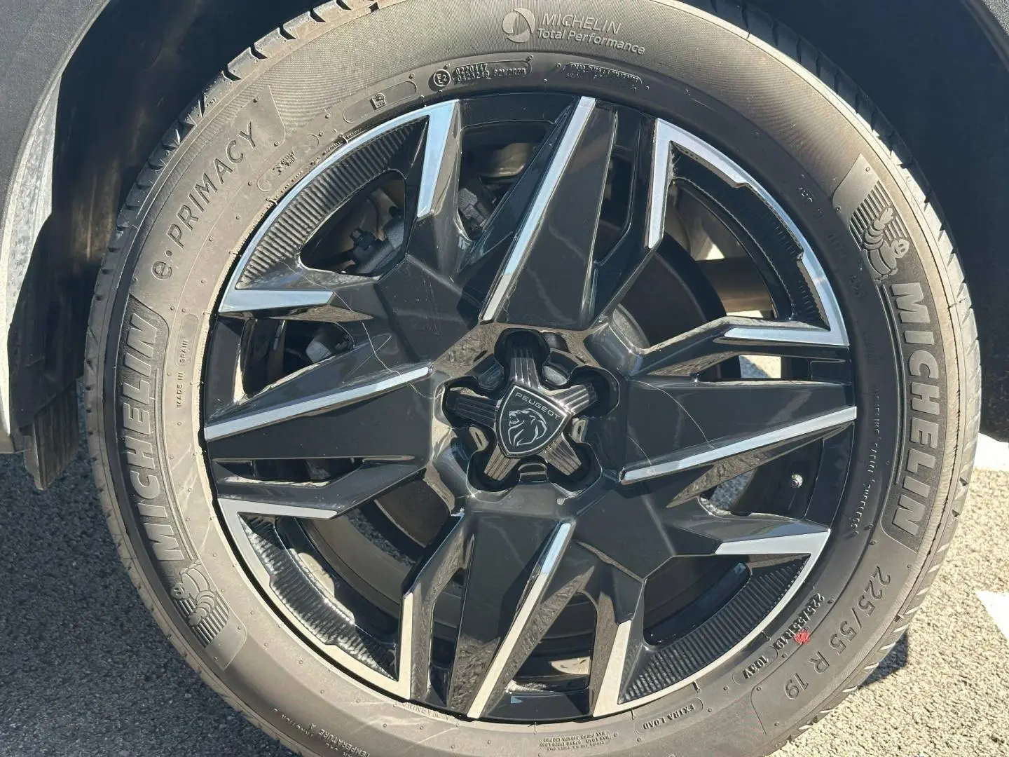 Gros plan sur la jante noire et argentée Michelin du côté gauche du Peugeot 5008 blanc Okénite.