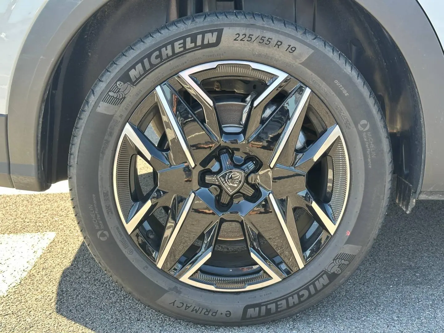Gros plan sur la jante alu noire et argentée du PEUGEOT 5008 blanc Okénite, pneu Michelin 225/55 R19.