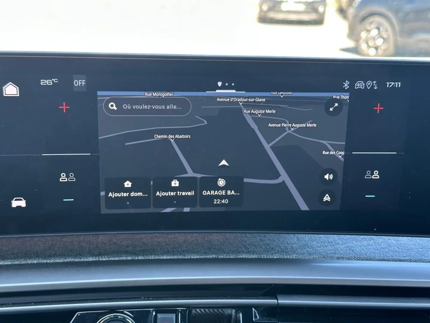 Écran tactile central du Peugeot 5008 Hybrid blanc, affichant la navigation avec carte et commandes climatiques.