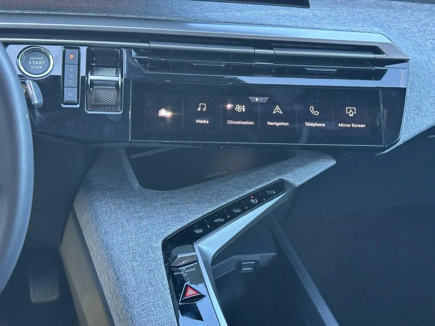 Tableau de bord intérieur du Peugeot 5008 Hybrid 2025, vue de face, avec écran tactile et finition tissu gris.