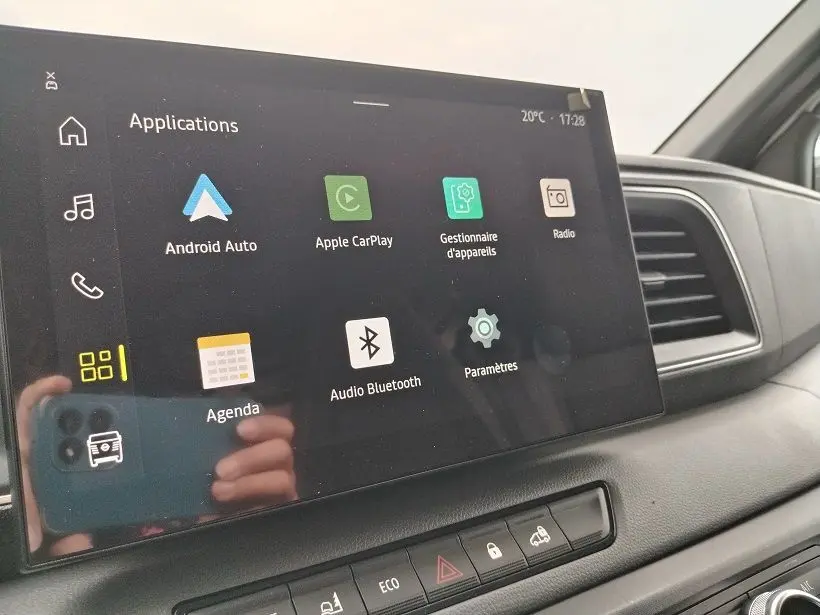 Écran tactile central du Nissan Interstar Fourgon 2026 affichant les applications Android Auto, Apple CarPlay et Bluetooth.